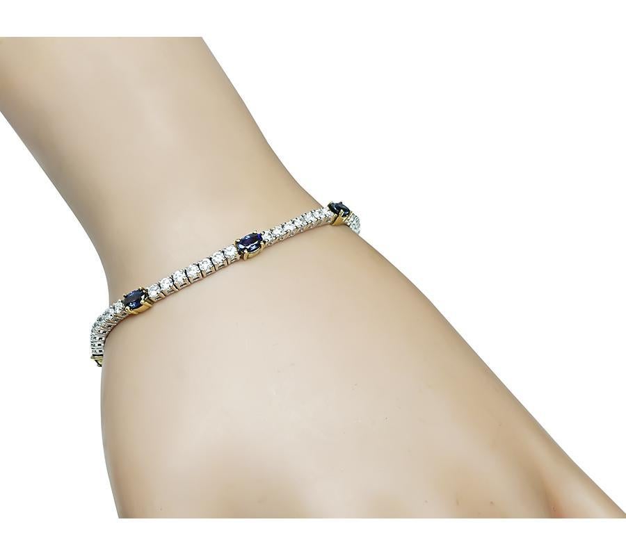 Se trata de una fabulosa pulsera de oro blanco y amarillo de 18 quilates. La pulsera está engastada con preciosos zafiros de talla ovalada que pesan aproximadamente 3.60 ct. Los zafiros están acentuados por brillantes diamantes de talla redonda que