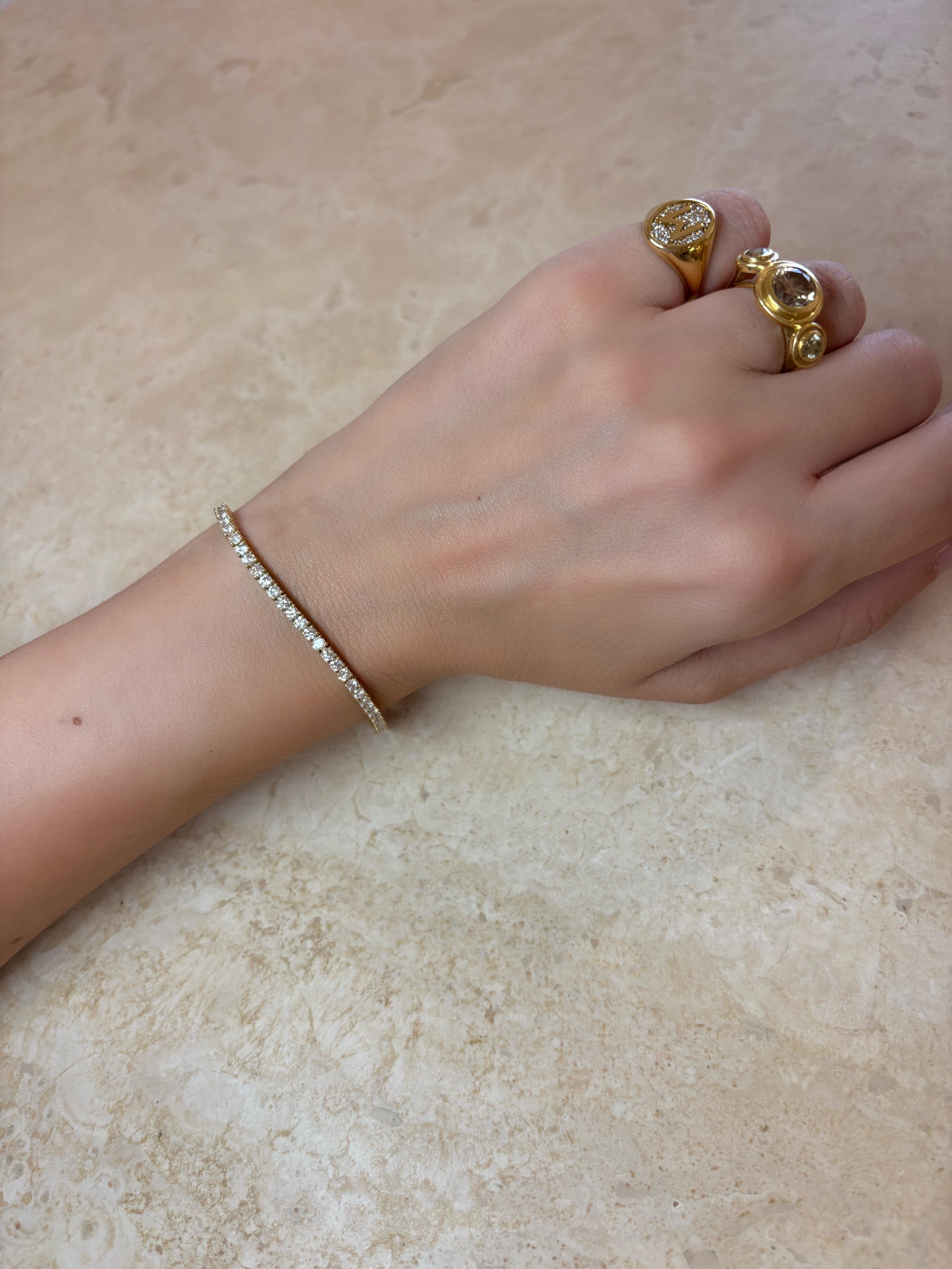 Unser Tennisarmband ist aus 18K Gelbgold gefertigt und mit natürlichen runden Diamanten von je 0,05cts (Farbe G, Reinheit SI) besetzt, hat eine Gesamtlänge von 7 Zoll/18cm und hat ein Gesamtkaratgewicht von ca. 3,60cts.

 Sie wiegt etwa 10,5 Gramm
