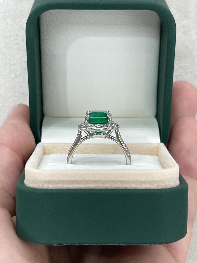 3,60tcw 14K Smaragd & Diamant Floral Ring - Dunkelgrüner Smaragd 585 Weißgold im Angebot 4