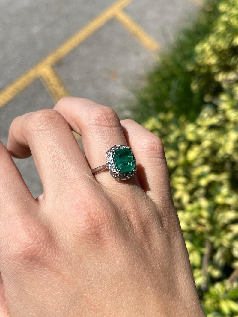 3,60tcw 14K Smaragd & Diamant Floral Ring - Dunkelgrüner Smaragd 585 Weißgold (Smaragdschliff) im Angebot
