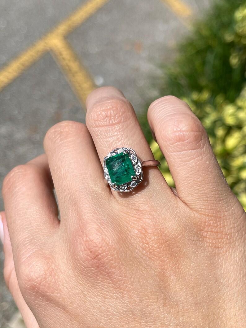 3,60tcw 14K Smaragd & Diamant Floral Ring - Dunkelgrüner Smaragd 585 Weißgold im Zustand „Neu“ im Angebot in Jupiter, FL