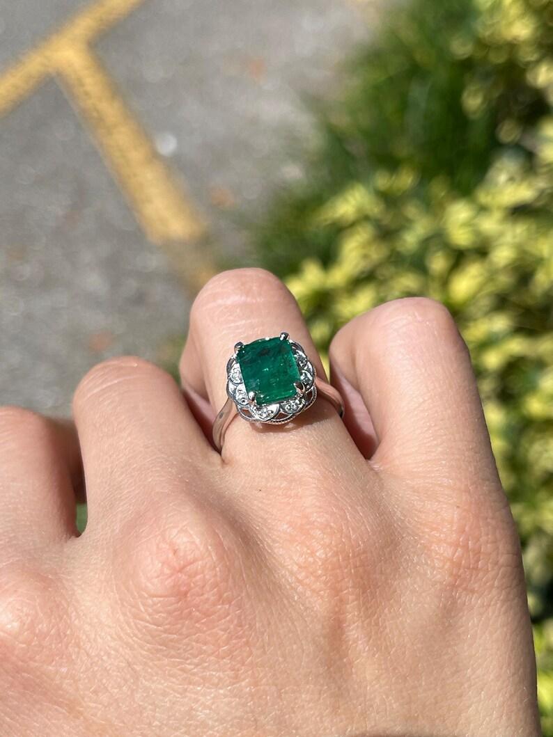 3,60tcw 14K Smaragd & Diamant Floral Ring - Dunkelgrüner Smaragd 585 Weißgold Damen im Angebot
