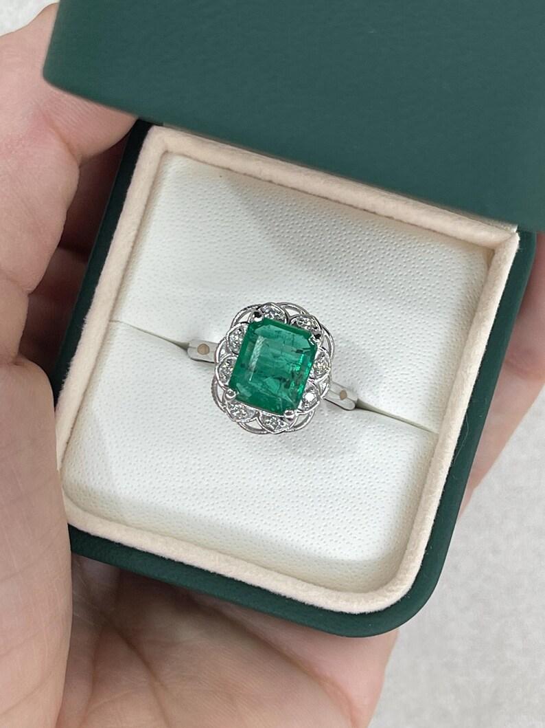 3,60tcw 14K Smaragd & Diamant Floral Ring - Dunkelgrüner Smaragd 585 Weißgold im Angebot 2
