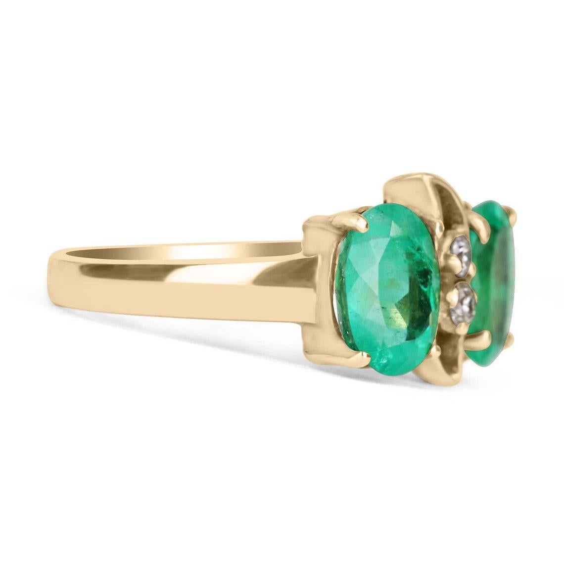 Bague en or jaune 18 carats, ornée d'une double émeraude ovale de Colombie et de diamants. Deux émeraudes naturelles de couleur vert moyen sont utilisées dans ce double sertissage unique. Les pierres précieuses ont la même belle couleur et une