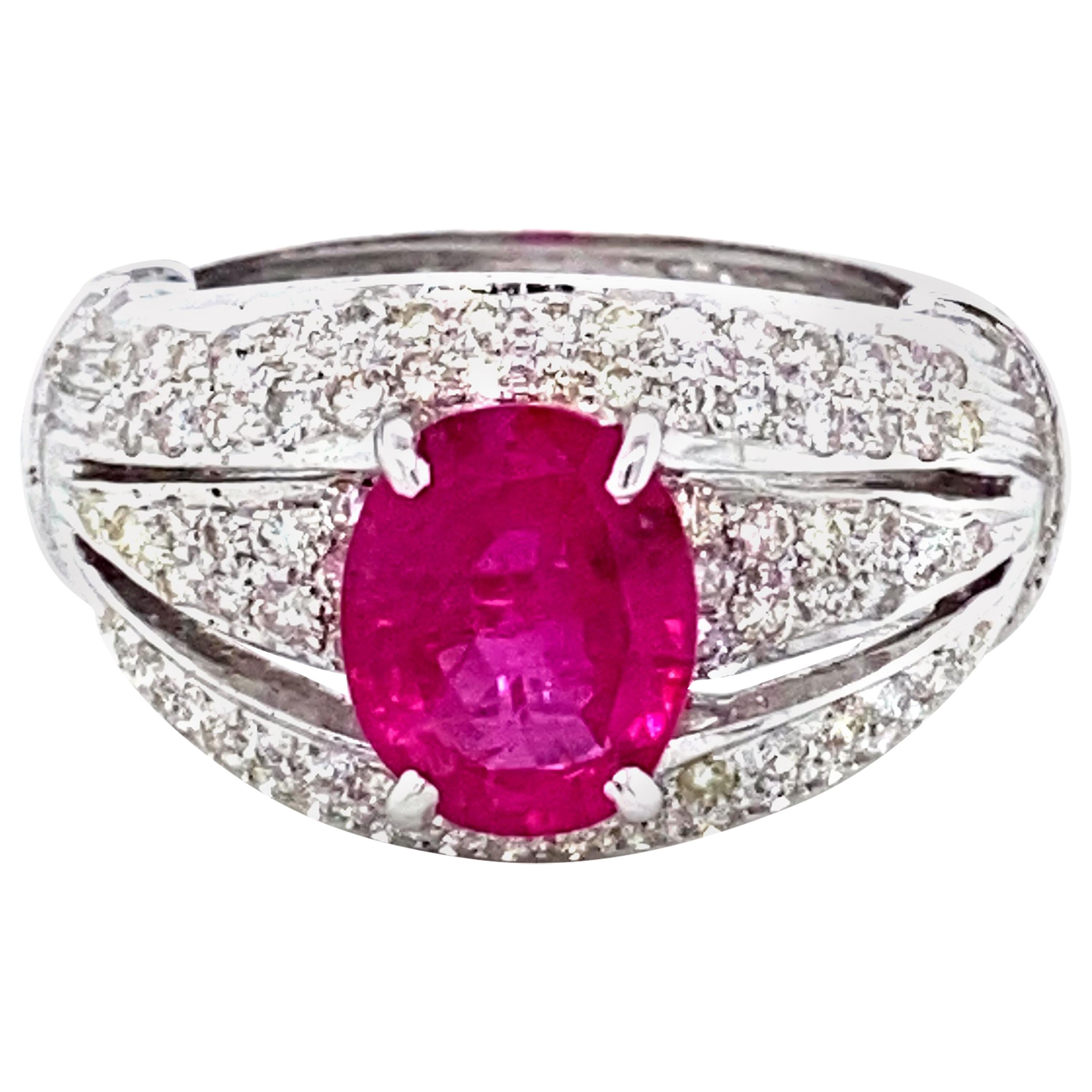 Bague rubis et diamant de 3,61 carats certifiée GRS sans chaleur : 

Un merveilleux rubis naturel No Heat, certifié par le laboratoire GRS, d'un poids stupéfiant de 3,61 carats, entouré de 86 diamants blancs d'un poids de 0,96 carat. No Heat Les