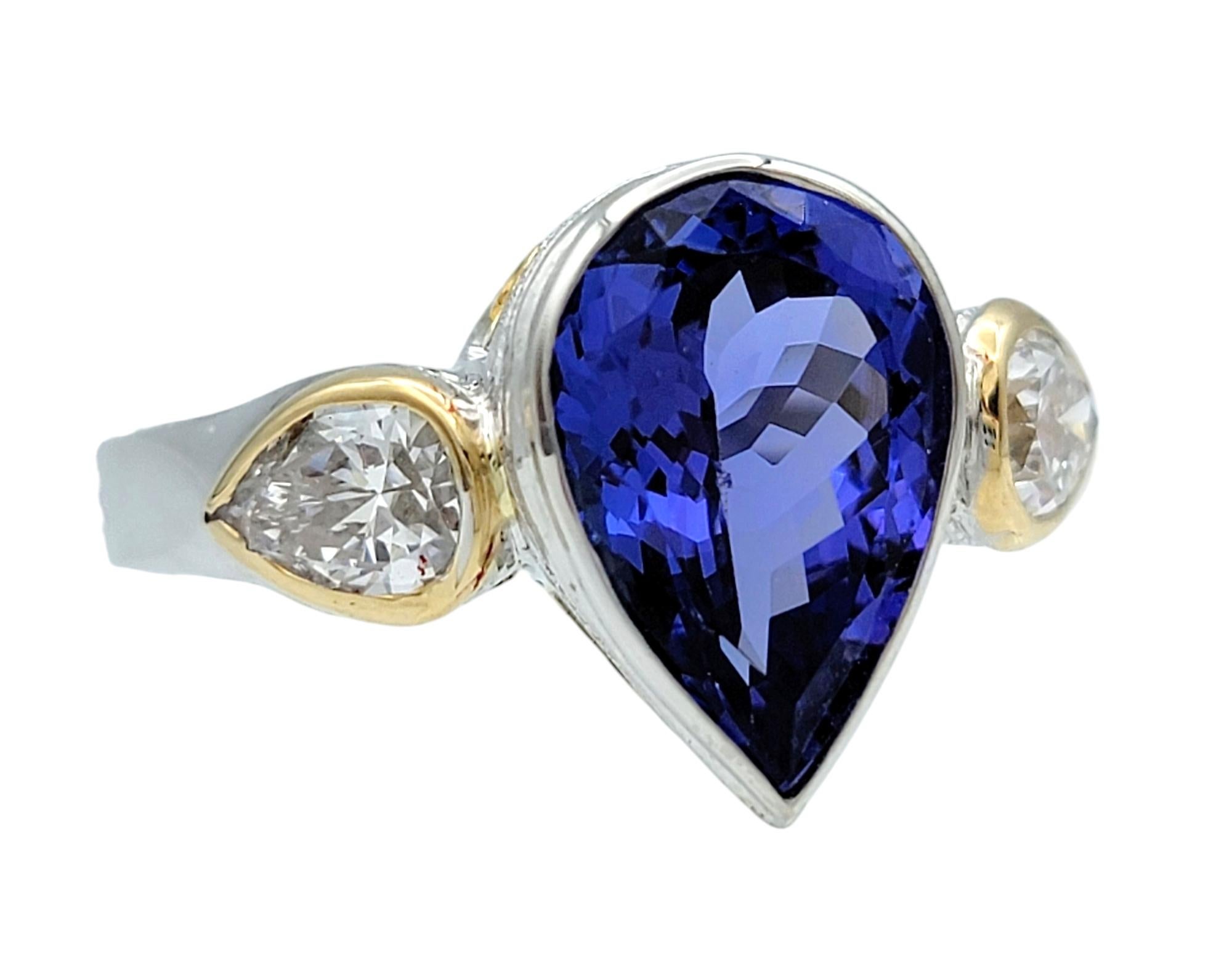 Contemporaneo Anello a tre pietre con tanzanite e diamanti da 3,61 carati e taglio a pera in oro 18 carati in vendita
