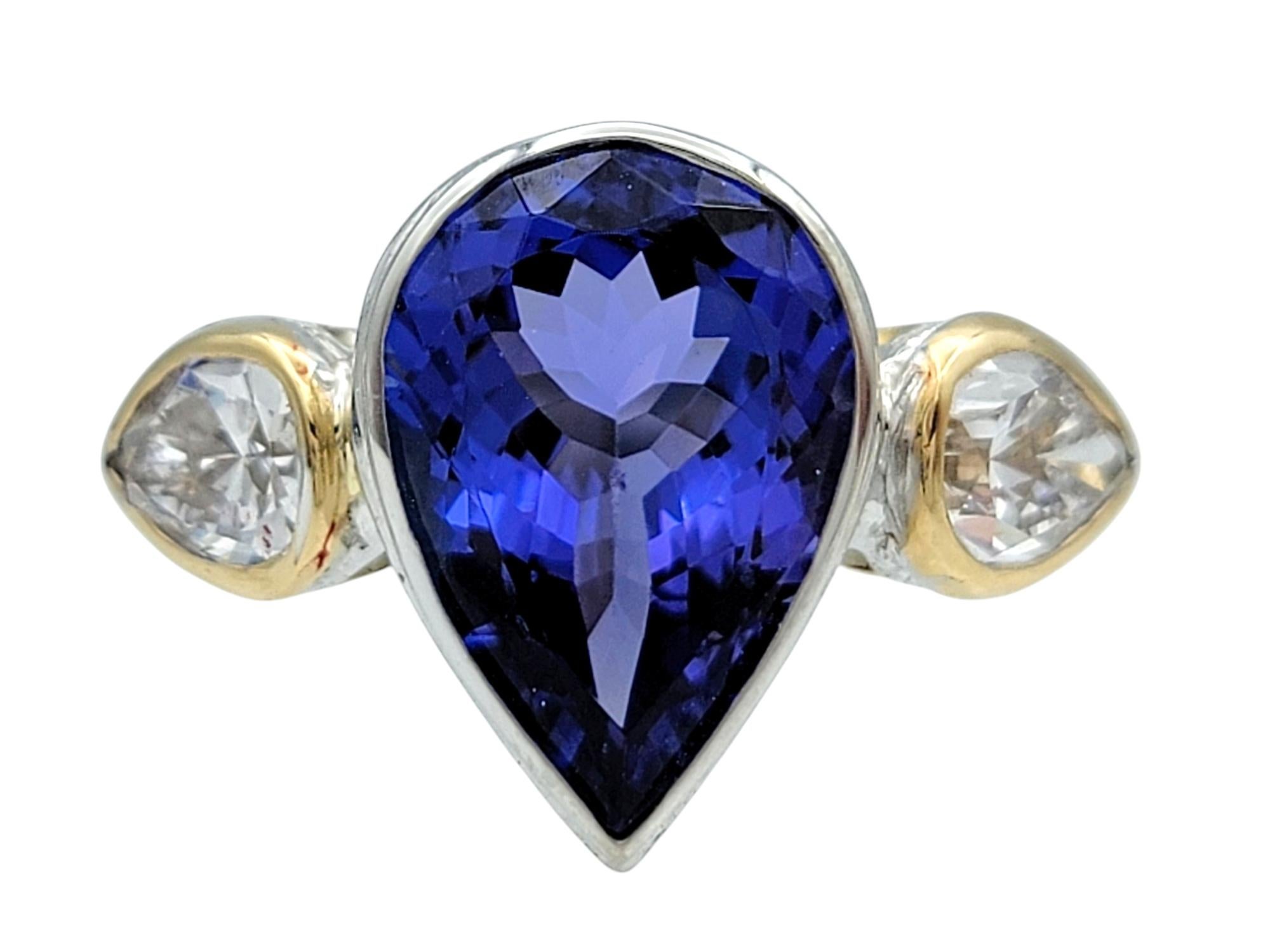 Taglio a goccia Anello a tre pietre con tanzanite e diamanti da 3,61 carati e taglio a pera in oro 18 carati in vendita