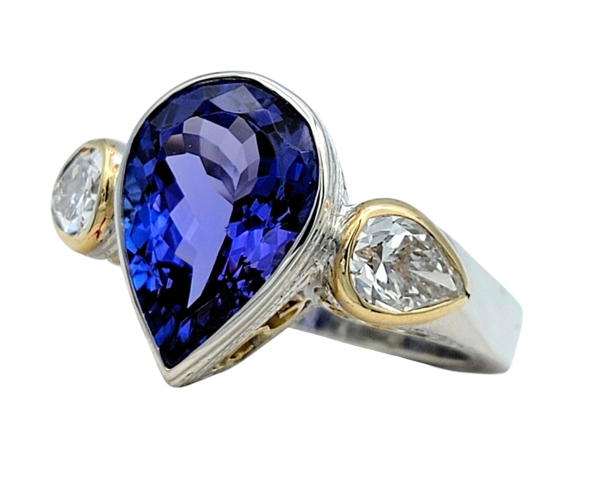Anello a tre pietre con tanzanite e diamanti da 3,61 carati e taglio a pera in oro 18 carati In condizioni buone in vendita a Scottsdale, AZ