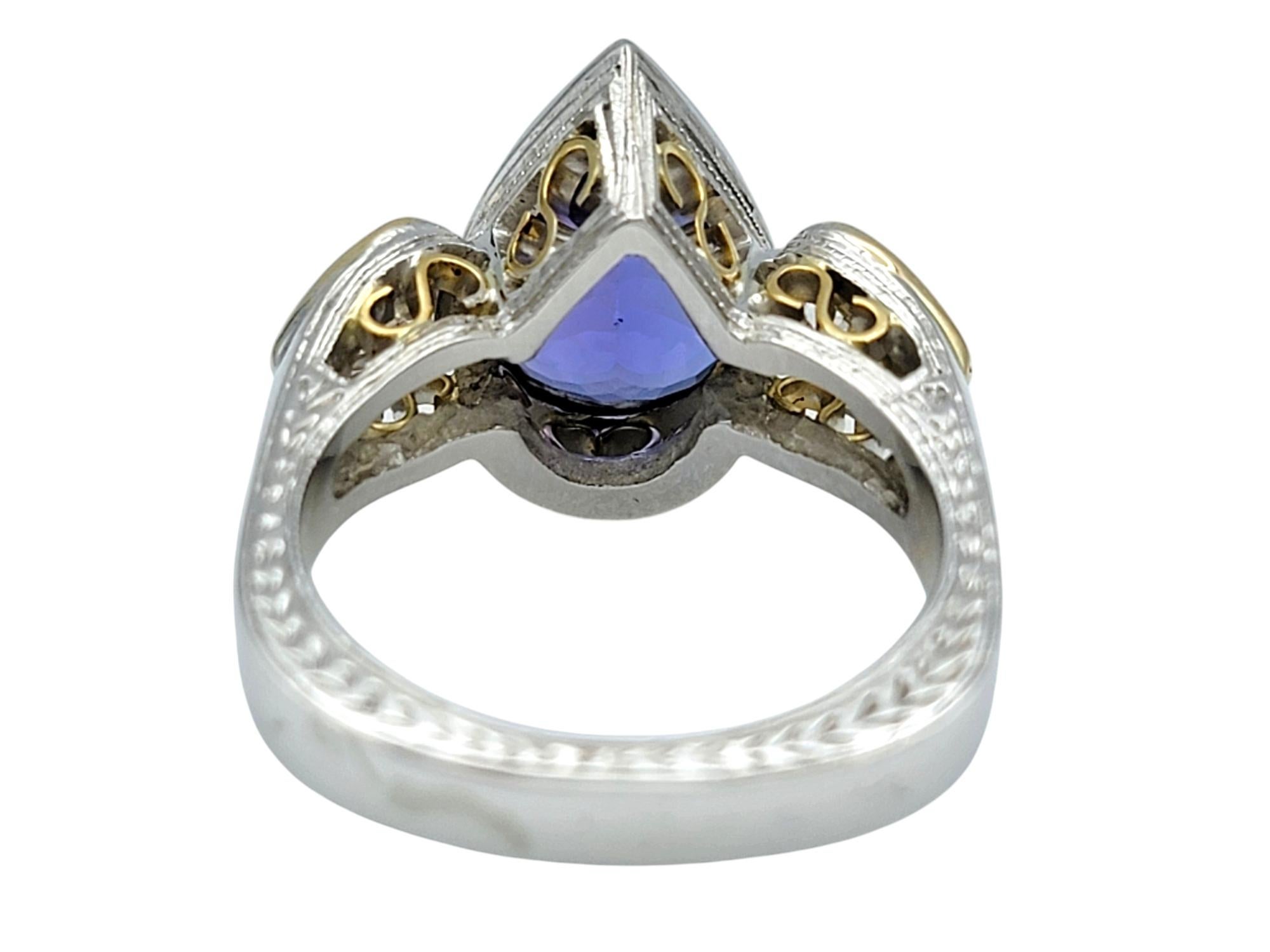 Anello a tre pietre con tanzanite e diamanti da 3,61 carati e taglio a pera in oro 18 carati in vendita 1