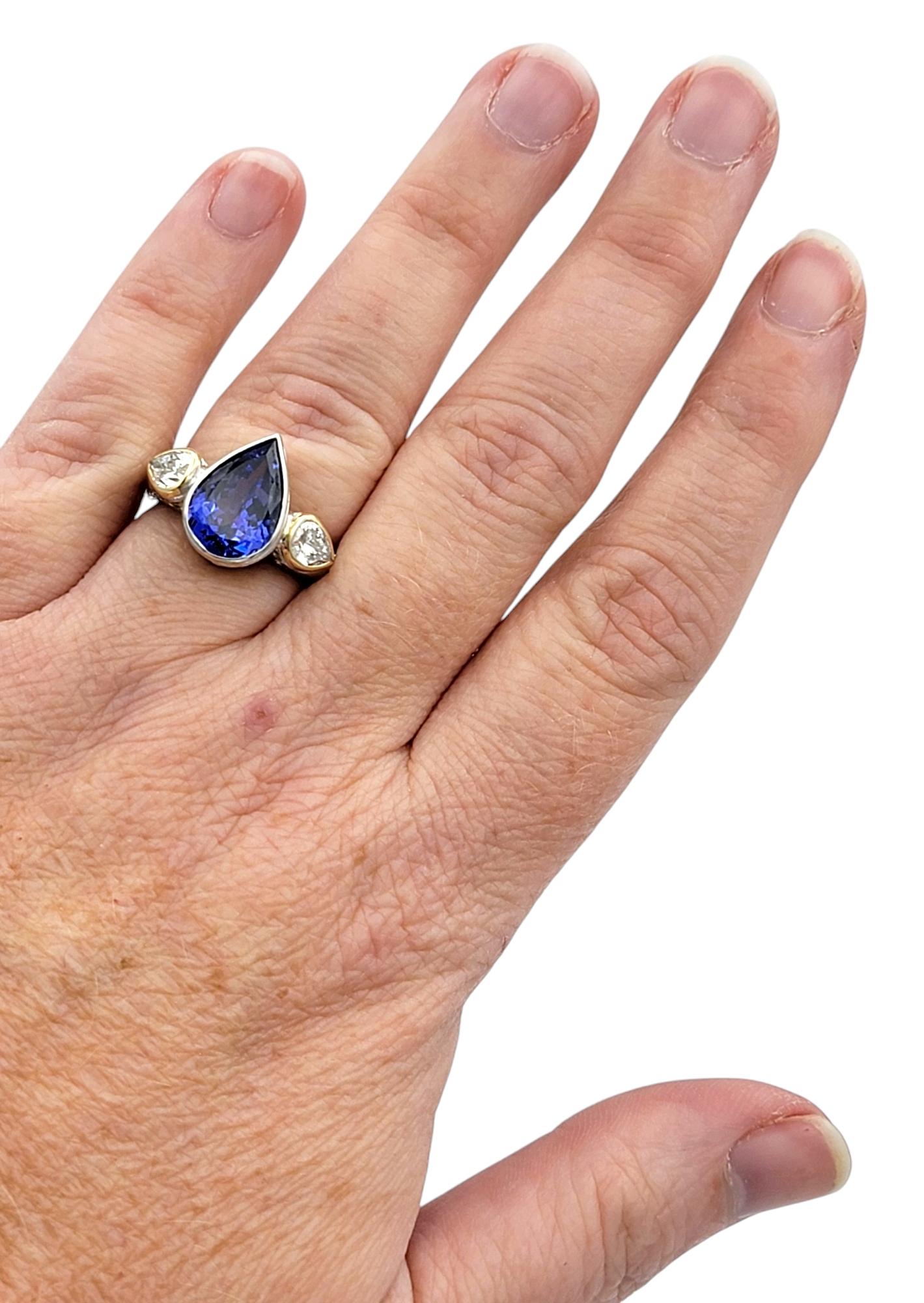 Anello a tre pietre con tanzanite e diamanti da 3,61 carati e taglio a pera in oro 18 carati in vendita 3