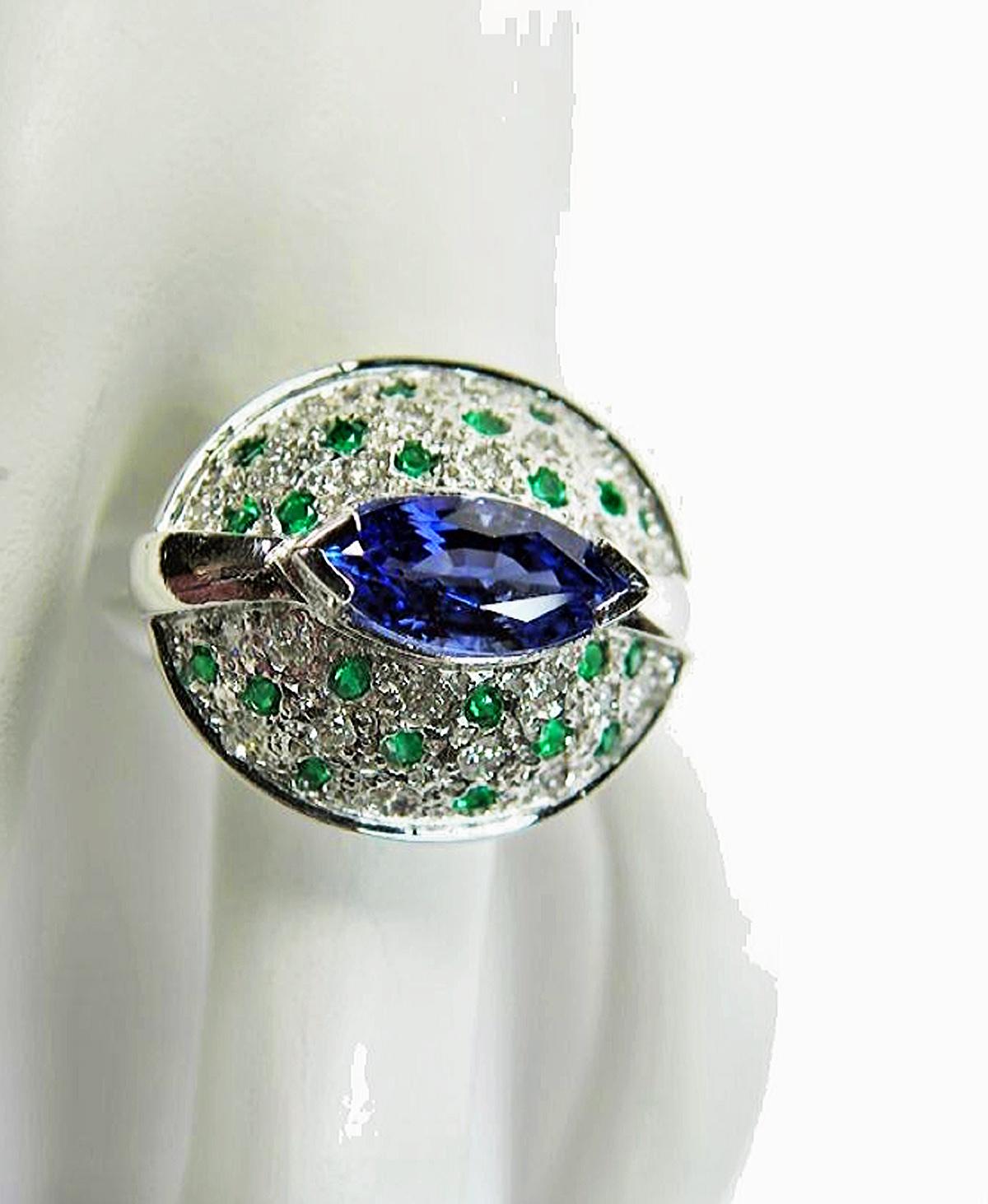 Esmeralda tanzanita y diamante Anillo contemporáneo de oro blanco de 18 quilates Corte marquesa en venta