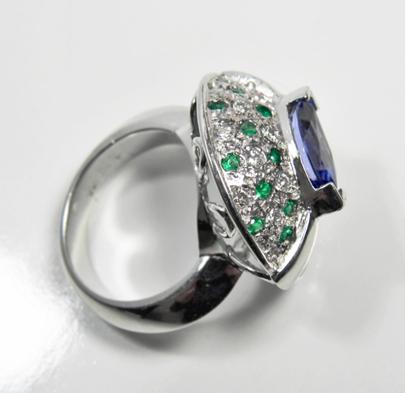 Esmeralda tanzanita y diamante Anillo contemporáneo de oro blanco de 18 quilates en venta 8