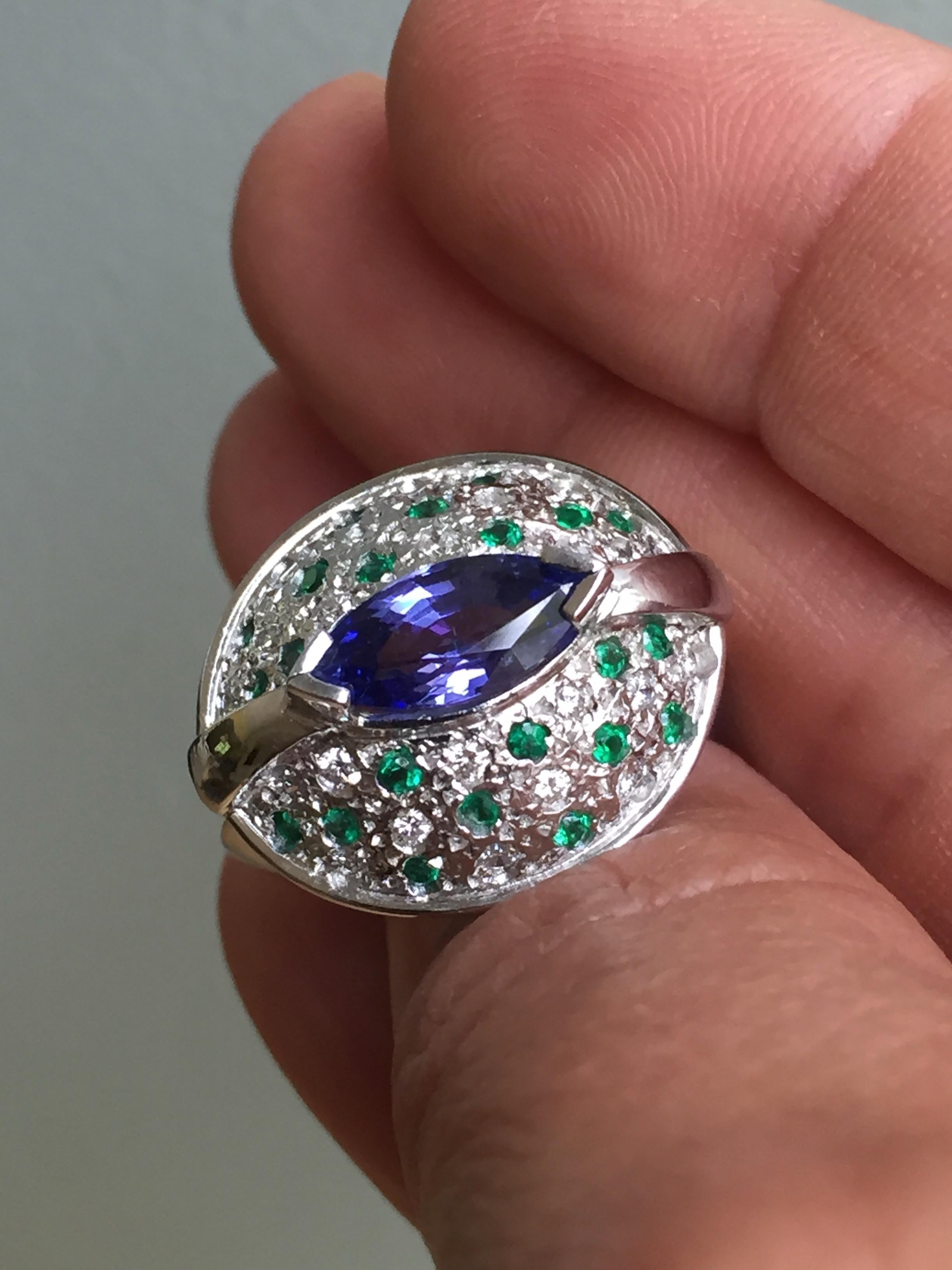 Tansanit, Smaragd und Diamant, zeitgenössischer Statement-Ring, 18 Karat Weißgold im Angebot 5