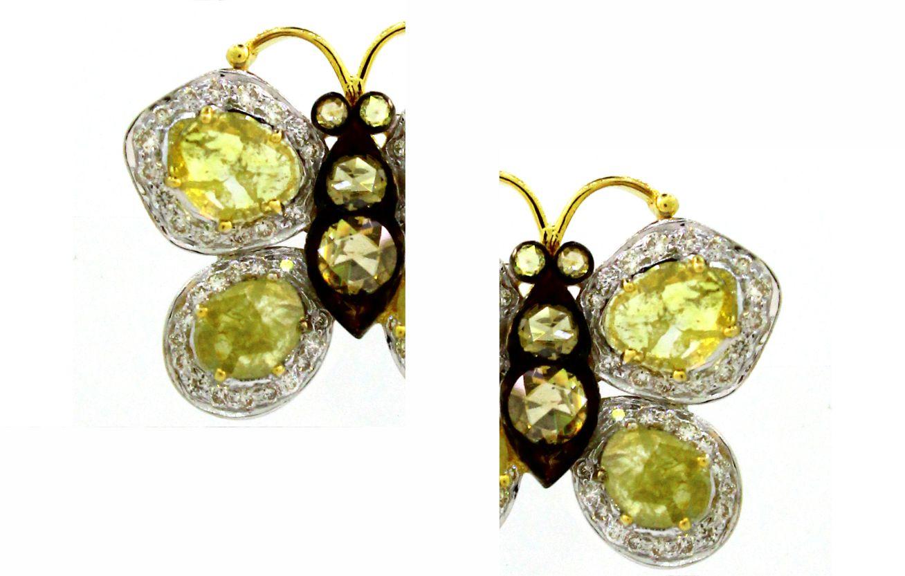 Voici nos ravissantes boucles d'oreilles inspirées des papillons, un mélange parfait de la beauté de la nature et de l'élégance raffinée. Ces boucles d'oreilles captivantes présentent un superbe arrangement de 3,61 carats de diamants jaunes taillés