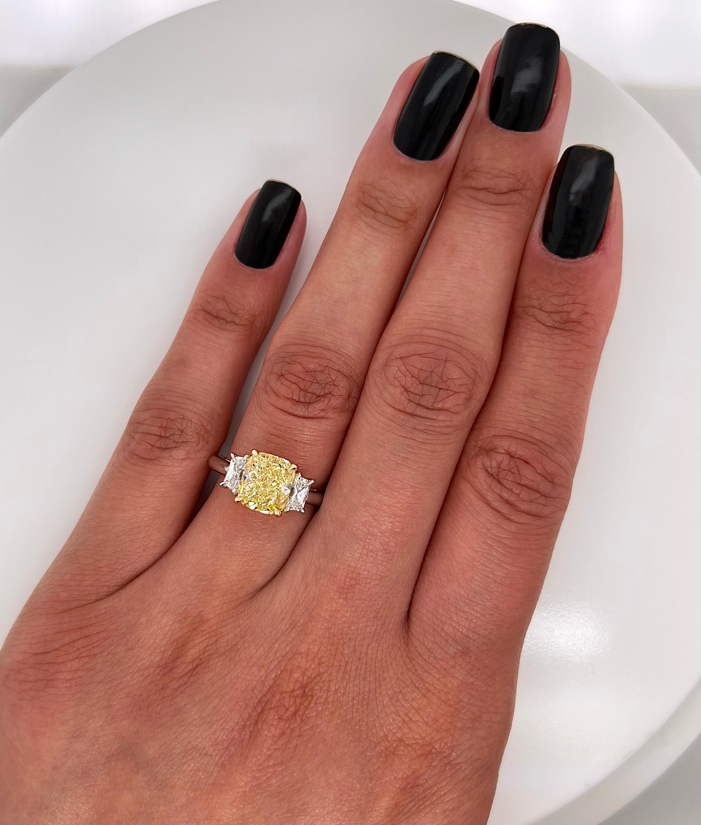 3,61 Gesamtkarat Ausgefallener gelber Diamant Damen Verlobungsring GIA im Zustand „Neu“ im Angebot in New York, NY