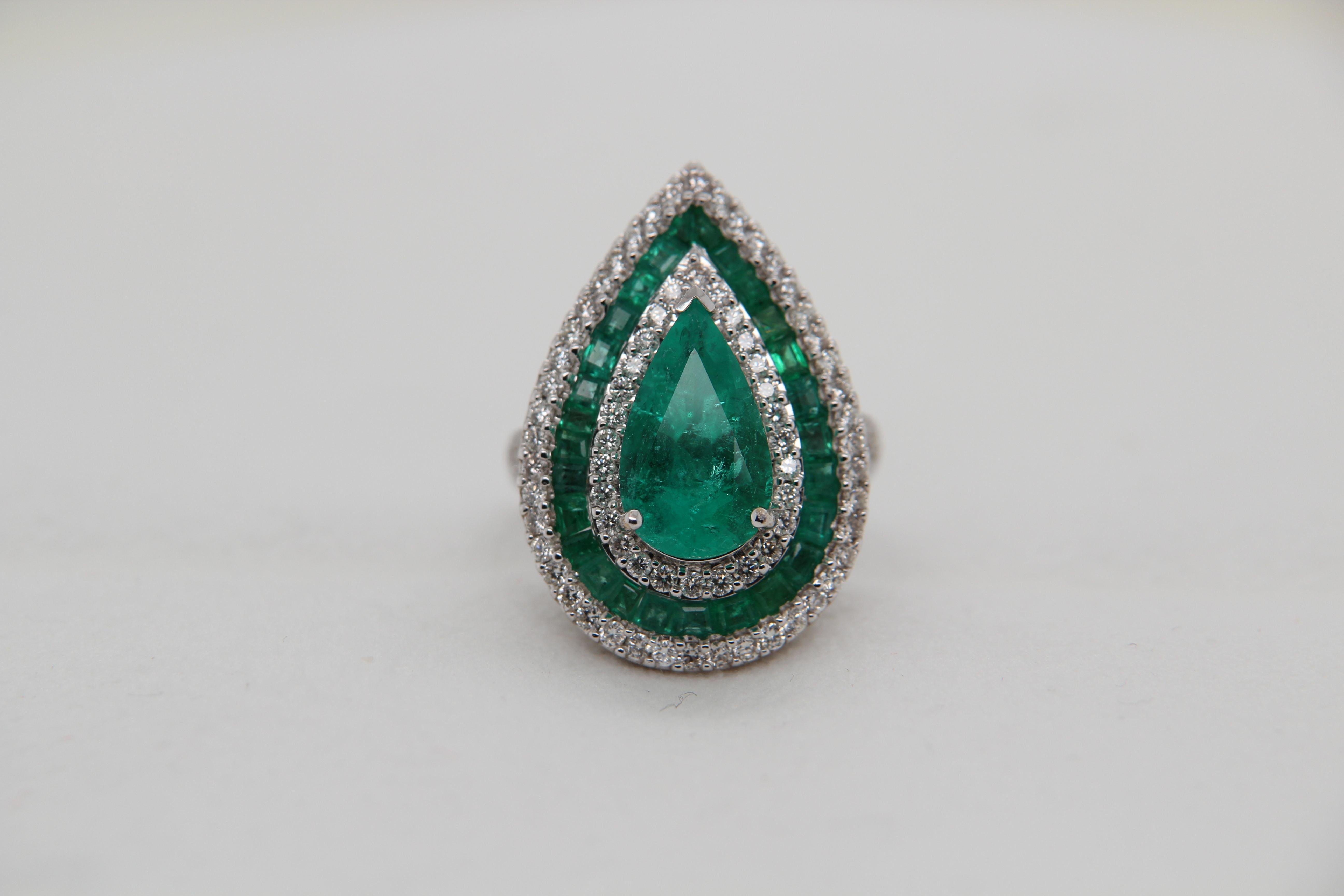 3.62 Carat Emerald and Diamond Cocktail Ring in 18 Karat Gold In New Condition For Sale In Bangkok, TH