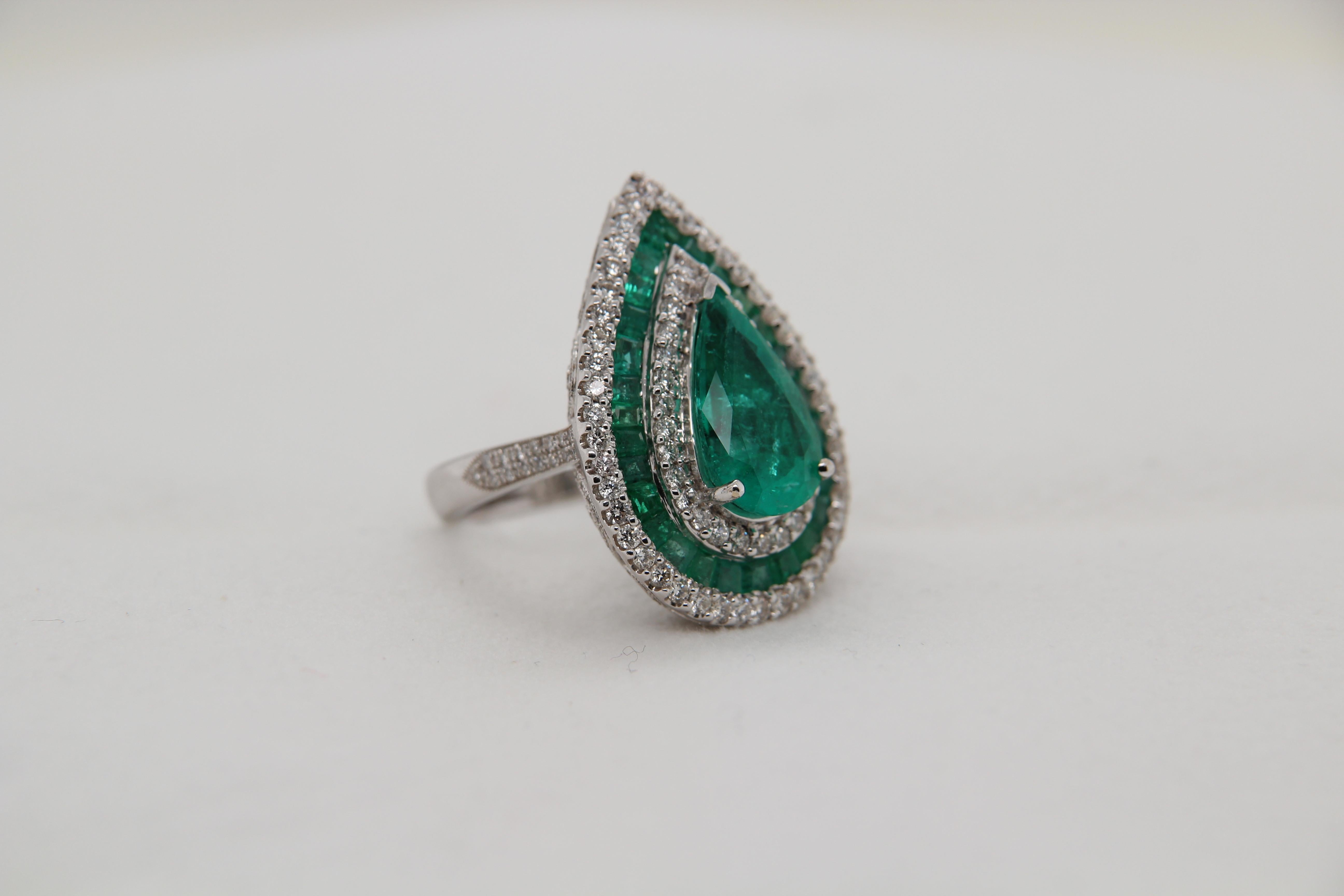 Women's or Men's 3.62 Carat Emerald and Diamond Cocktail Ring in 18 Karat Gold For Sale