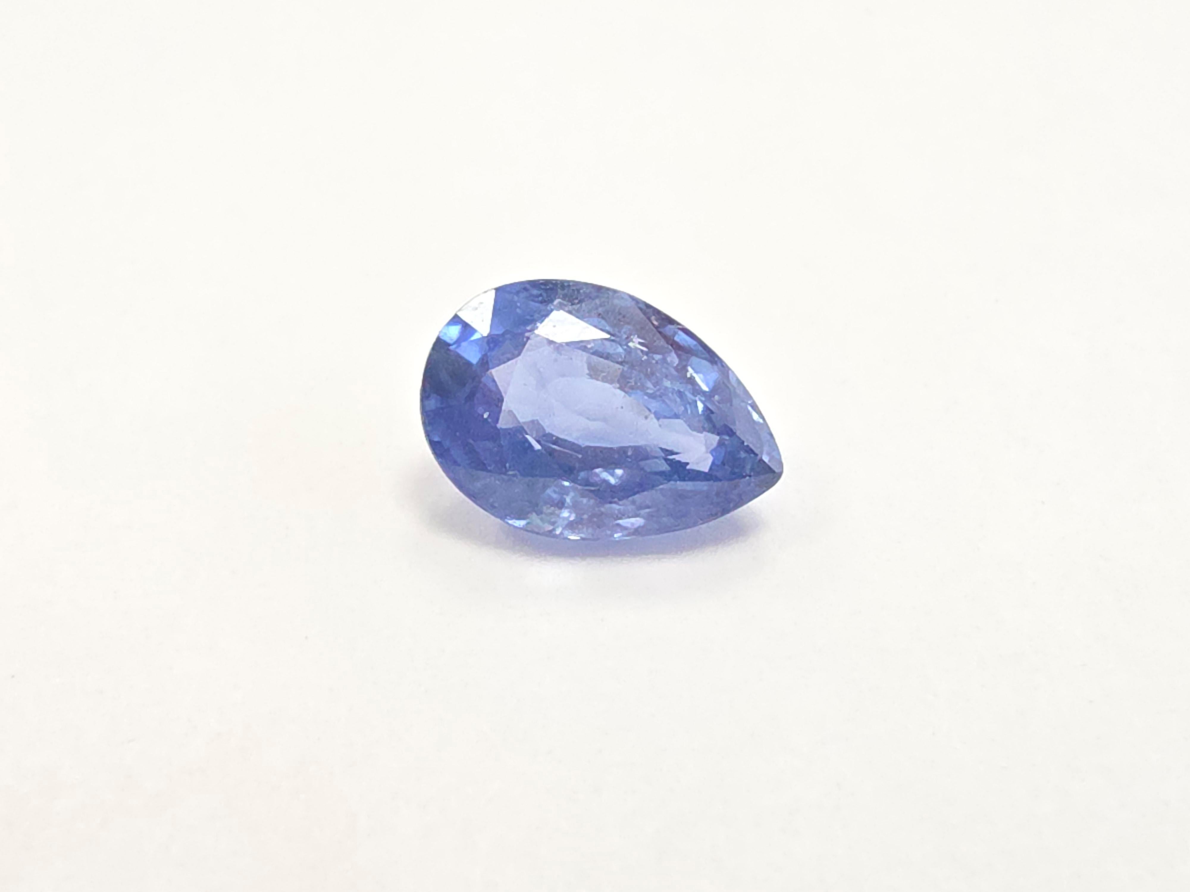 Saphir naturel taille poire de 3.62 carats 

Ce saphir naturel de 3,62 carats est taillé de manière experte en forme de poire gracieuse, mettant en valeur sa riche couleur et sa belle symétrie. Le facettage de la pierre renforce sa brillance et son