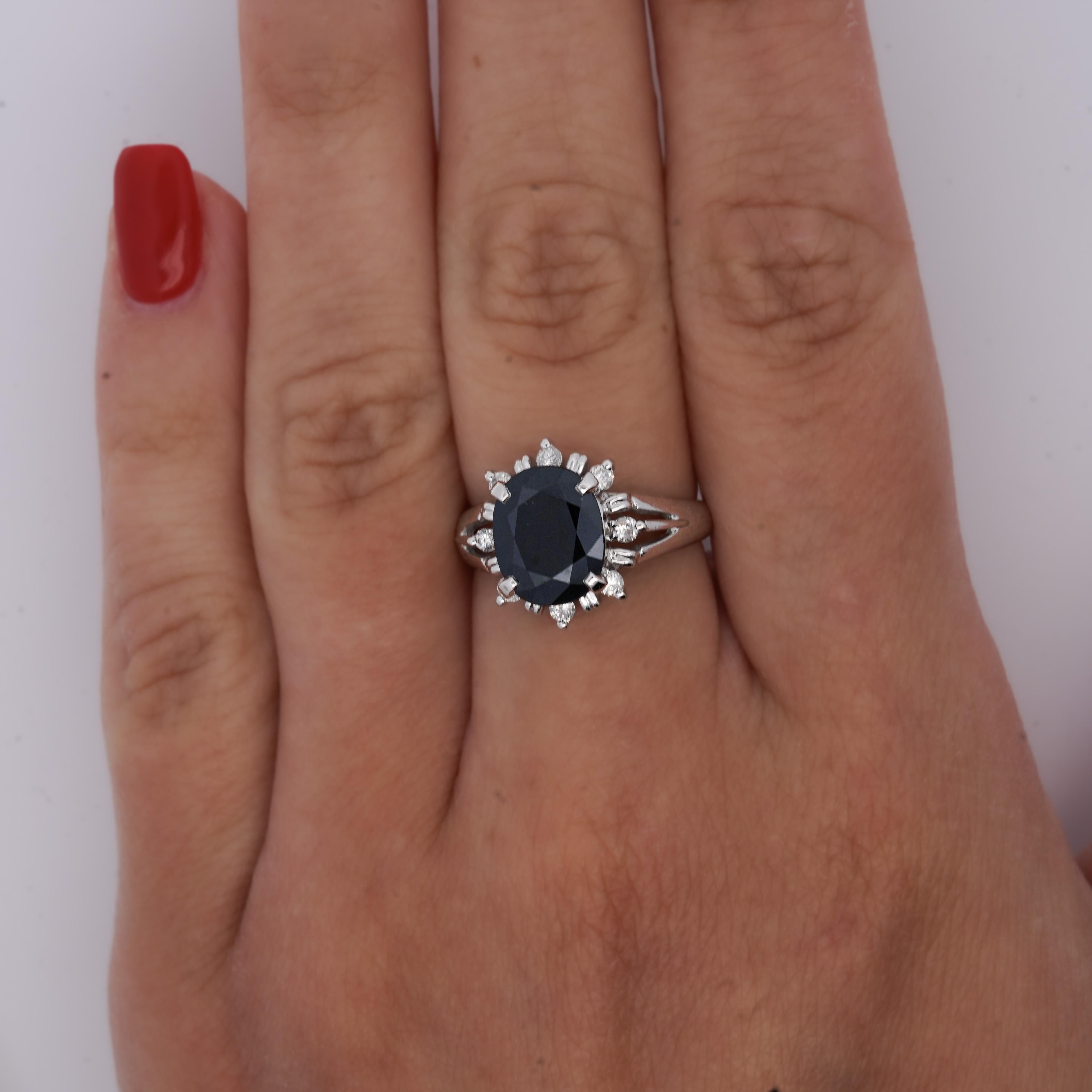 Anello in stile vintage con zaffiro blu taglio ovale da 3,62 carati e pietra laterale aureolata di diamante da 0,20 CTTW. 6,36 grammi Platino 900 Misura 6,25.

Dettagli: 
Tipo di articolo: Anello da cocktail
Metallo: Platino 900
Misura: 6,25