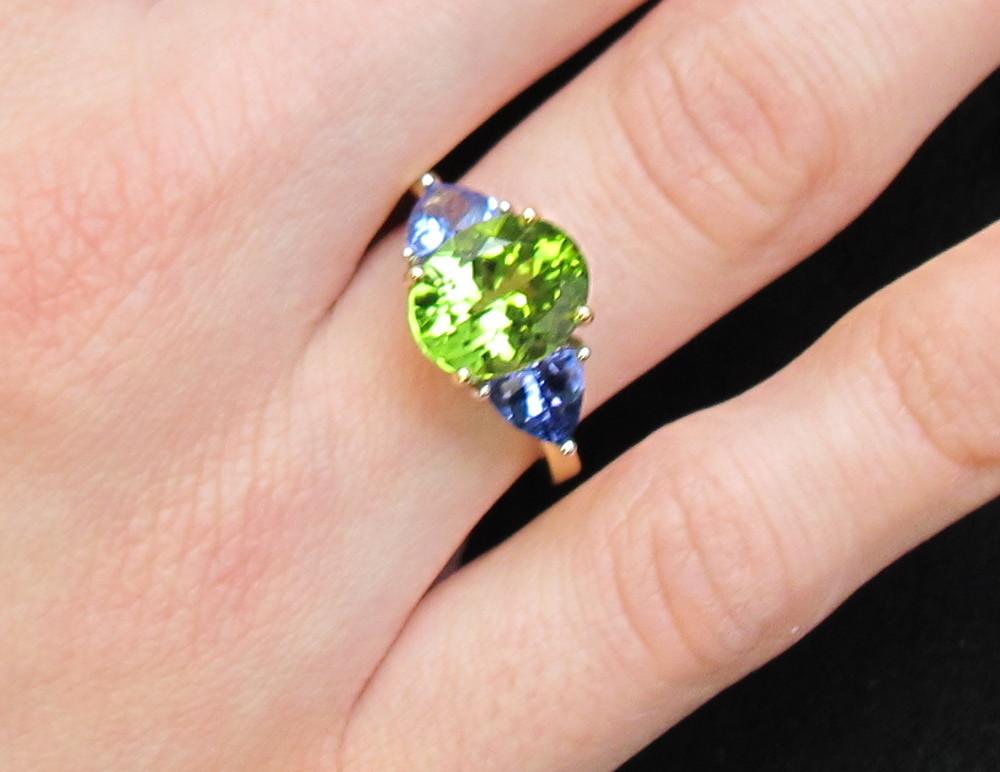 Peridot and Tanzanite Three-Stone Ring in Yellow and White Gold, 3.62 Carats (JS In New Condition For Sale In Los Angeles, CA