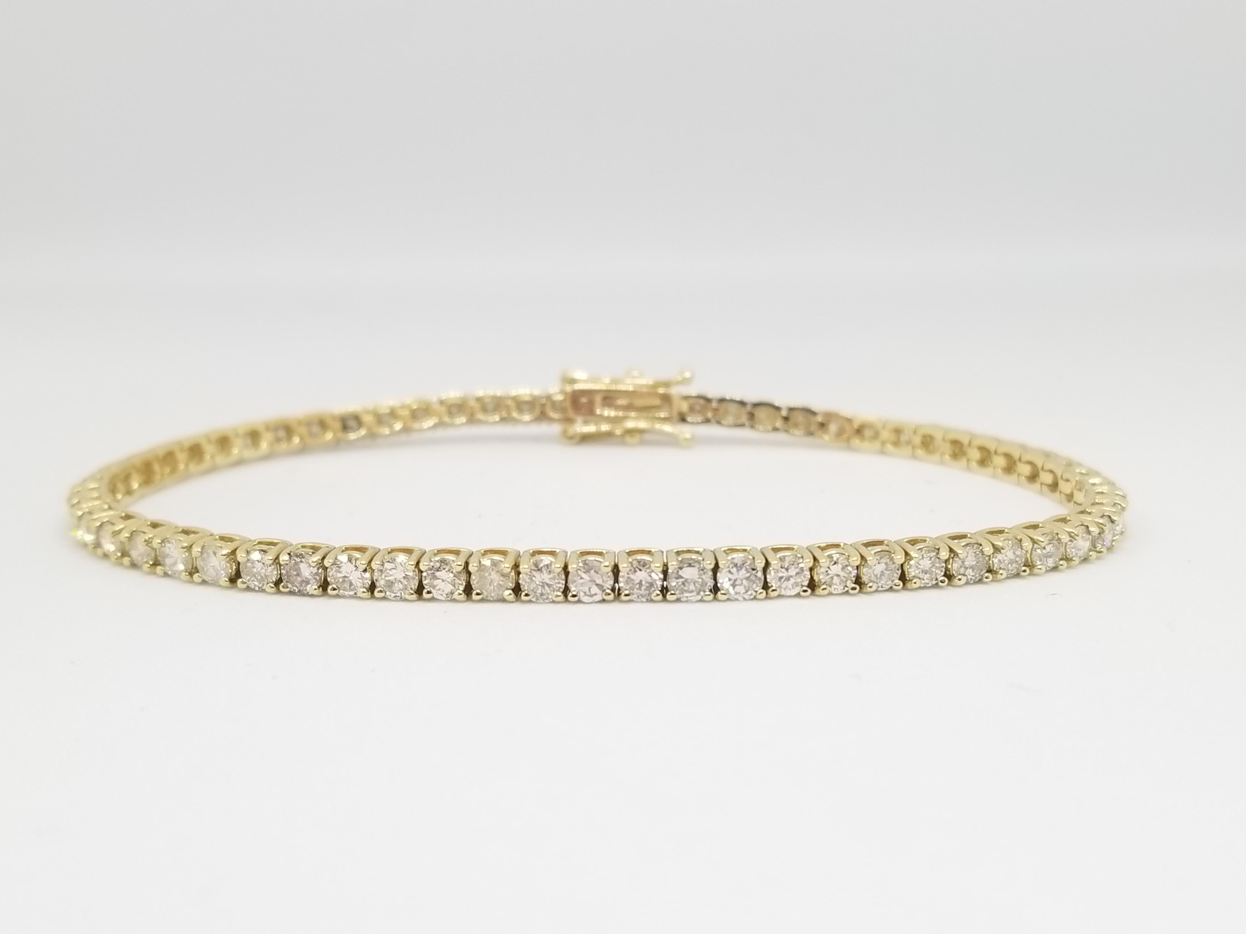 A quality tennis bracelet, round-brilliant cut diamonds. set on 14k yellow gold. each stone is set in a classic four-prong style for maximum light brilliance. 6.5 inch length.  
Average Color H
Average Clarity VS-SI
2.8 mm wide.