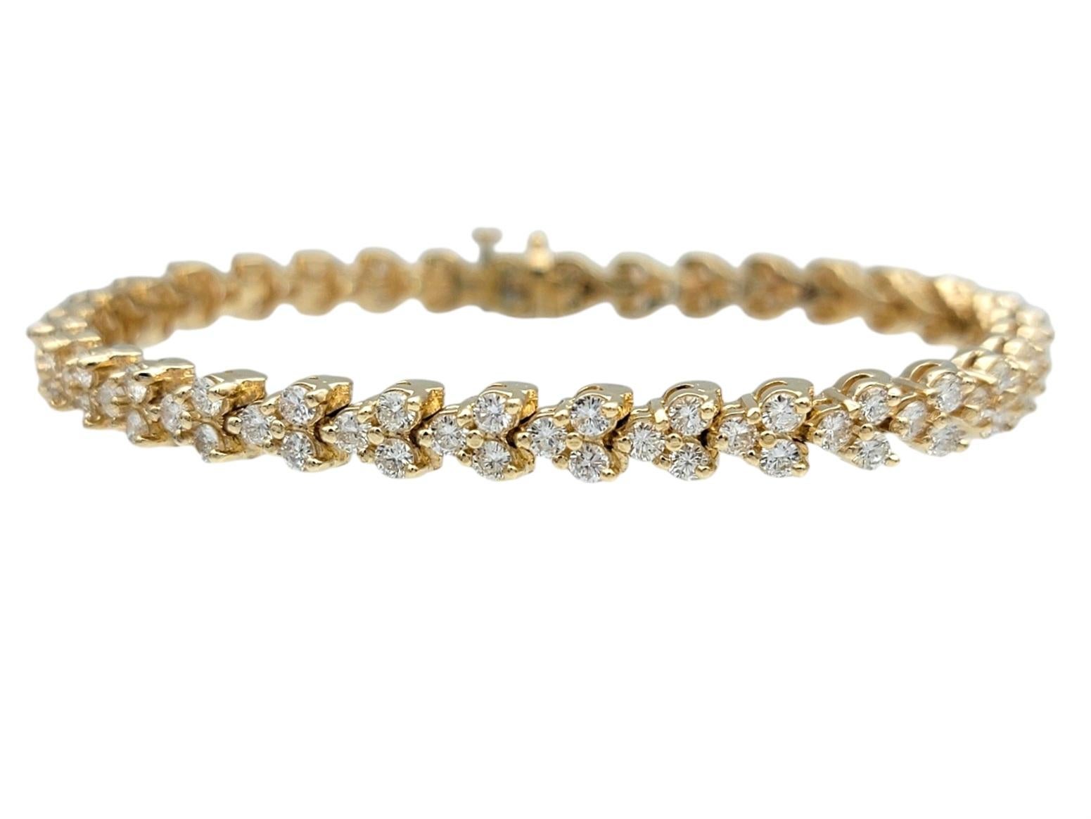 La circonférence intérieure de ce bracelet mesure 6,25 pouces et s'adaptera confortablement à un poignet de 6 pouces maximum. 

Ce magnifique bracelet de tennis en diamant, serti en or jaune 14 carats, ne manquera pas de rehausser votre style. Le