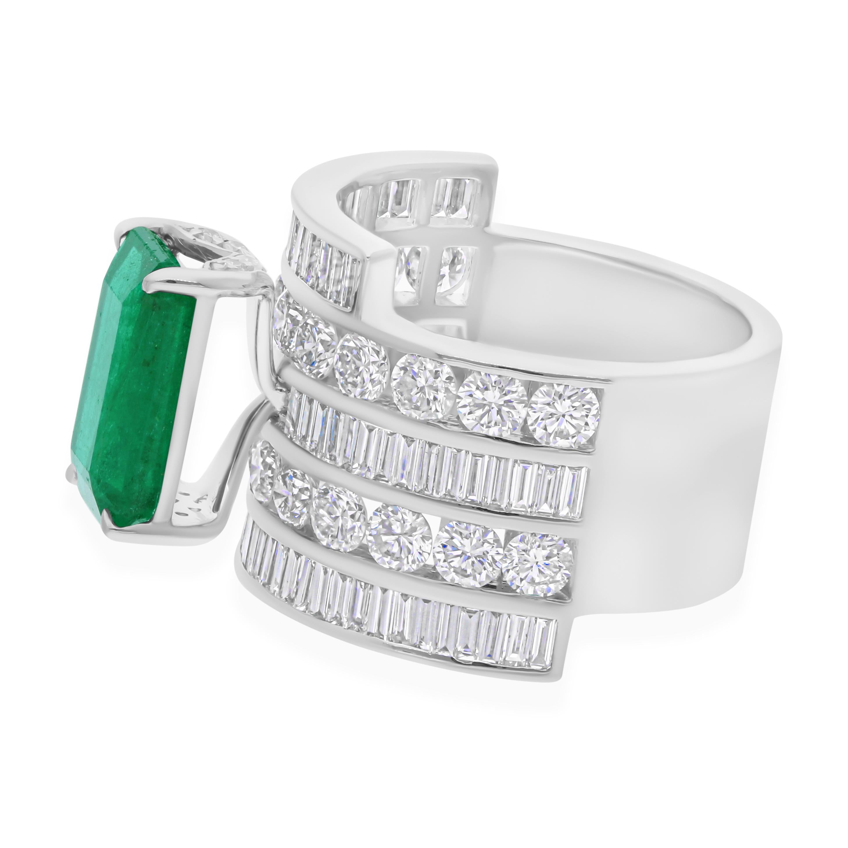 3,62 Karat sambischer Smaragd 3,62 Karat SI/H Diamantring aus 18 Karat Weißgold (Moderne) im Angebot