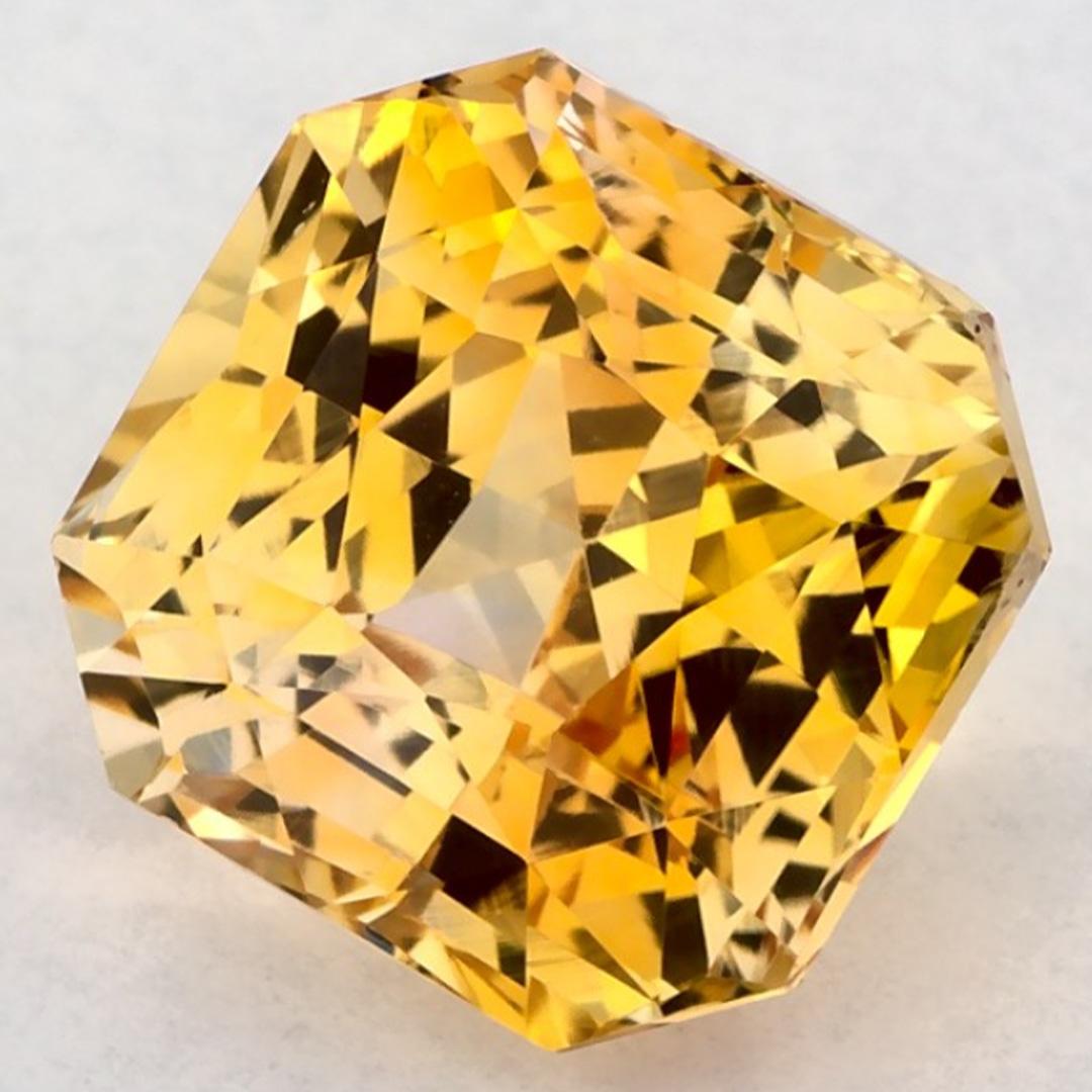 Este zafiro amarillo natural ofrece elegancia y sofisticación. Con su rica saturación de color y su corte preciso, es la pieza central perfecta para un anillo de compromiso o un diseño de joyería de lujo.

Este zafiro procede de Sri Lanka (Ceilán),