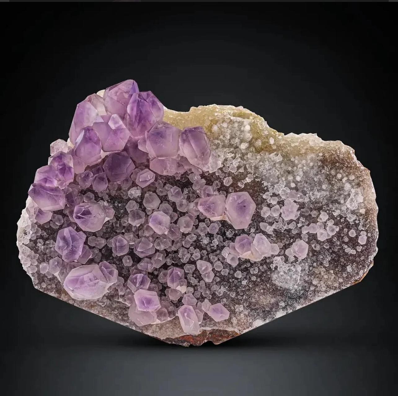 362 grammi di cristalli di quarzo ametista di colore viola su calcite dal Pakistan in vendita 3