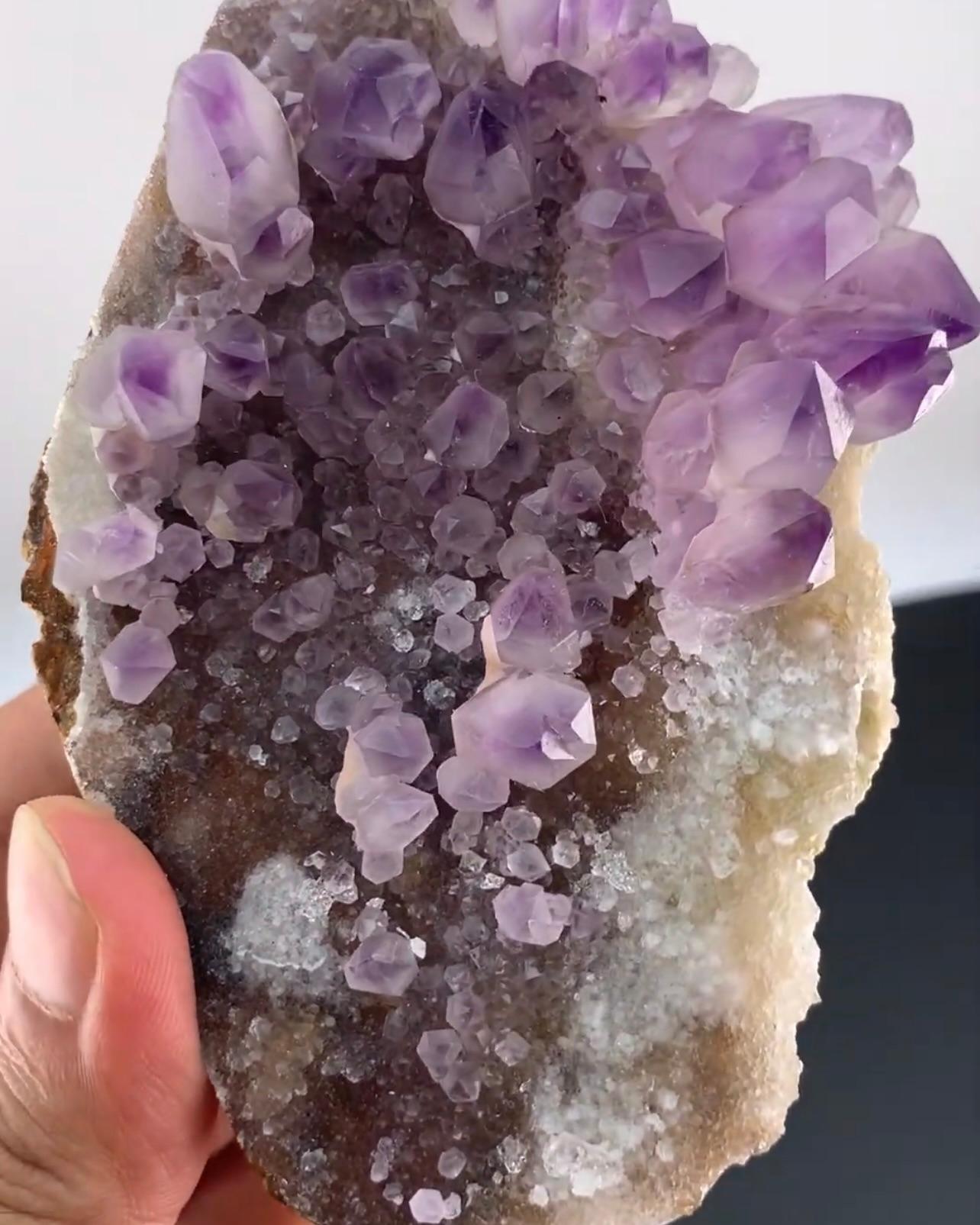 Informazioni sul prodotto:

Nome del campione: Cristalli di quarzo ametista su calcite

Peso: 362 grammi

Dimensioni: H: 7,5 x L: 10,5 x P: 4,5 cm 

Trattamento: Nessuno

Origine: Provincia del Baluchistan, Pakistan

Descrizione:

Questo splendido