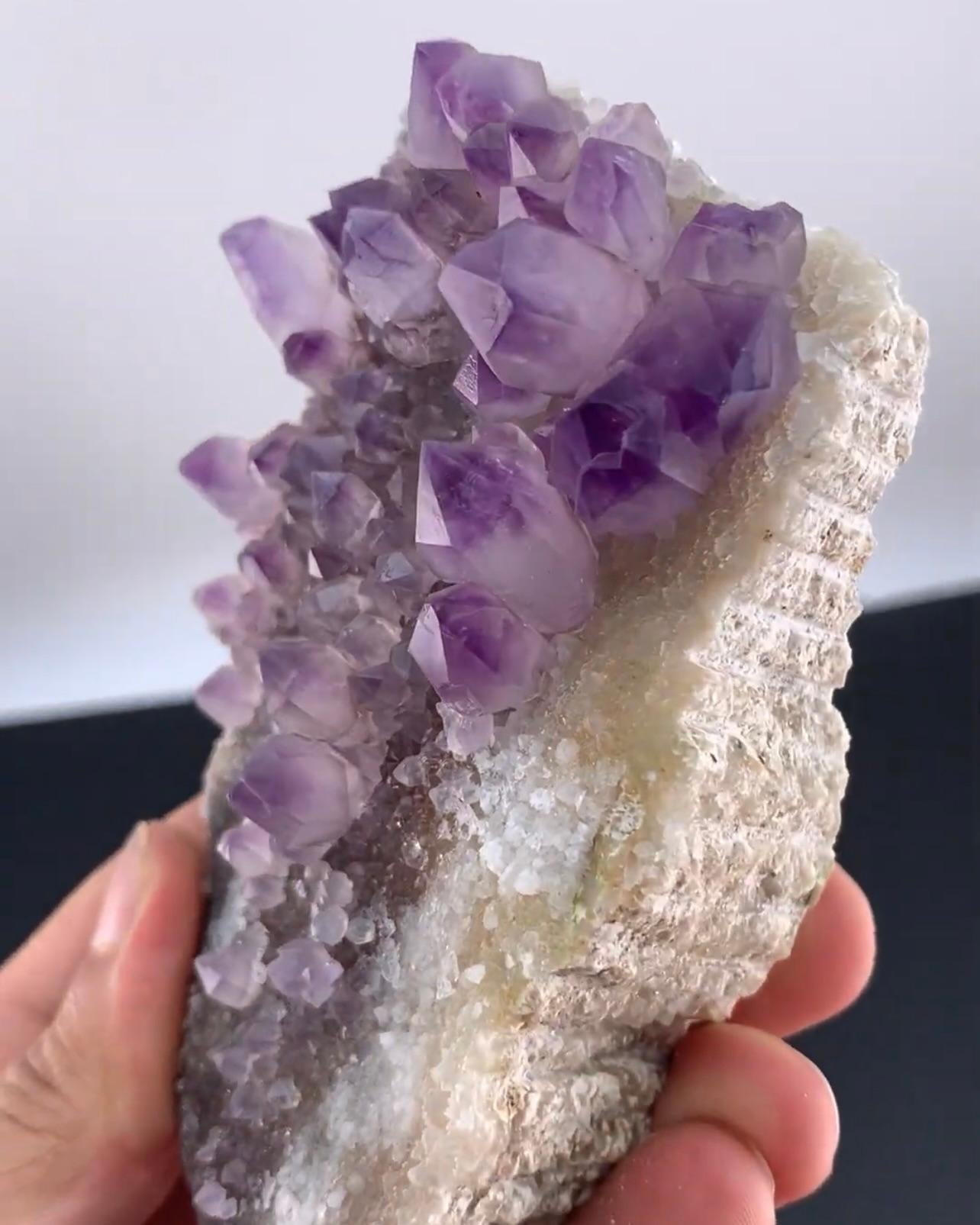 Moderno 362 grammi di cristalli di quarzo ametista di colore viola su calcite dal Pakistan in vendita