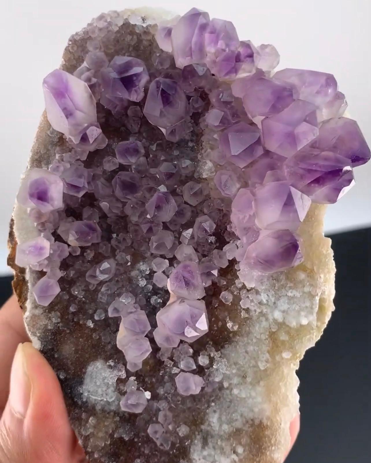 Pakistano 362 grammi di cristalli di quarzo ametista di colore viola su calcite dal Pakistan in vendita