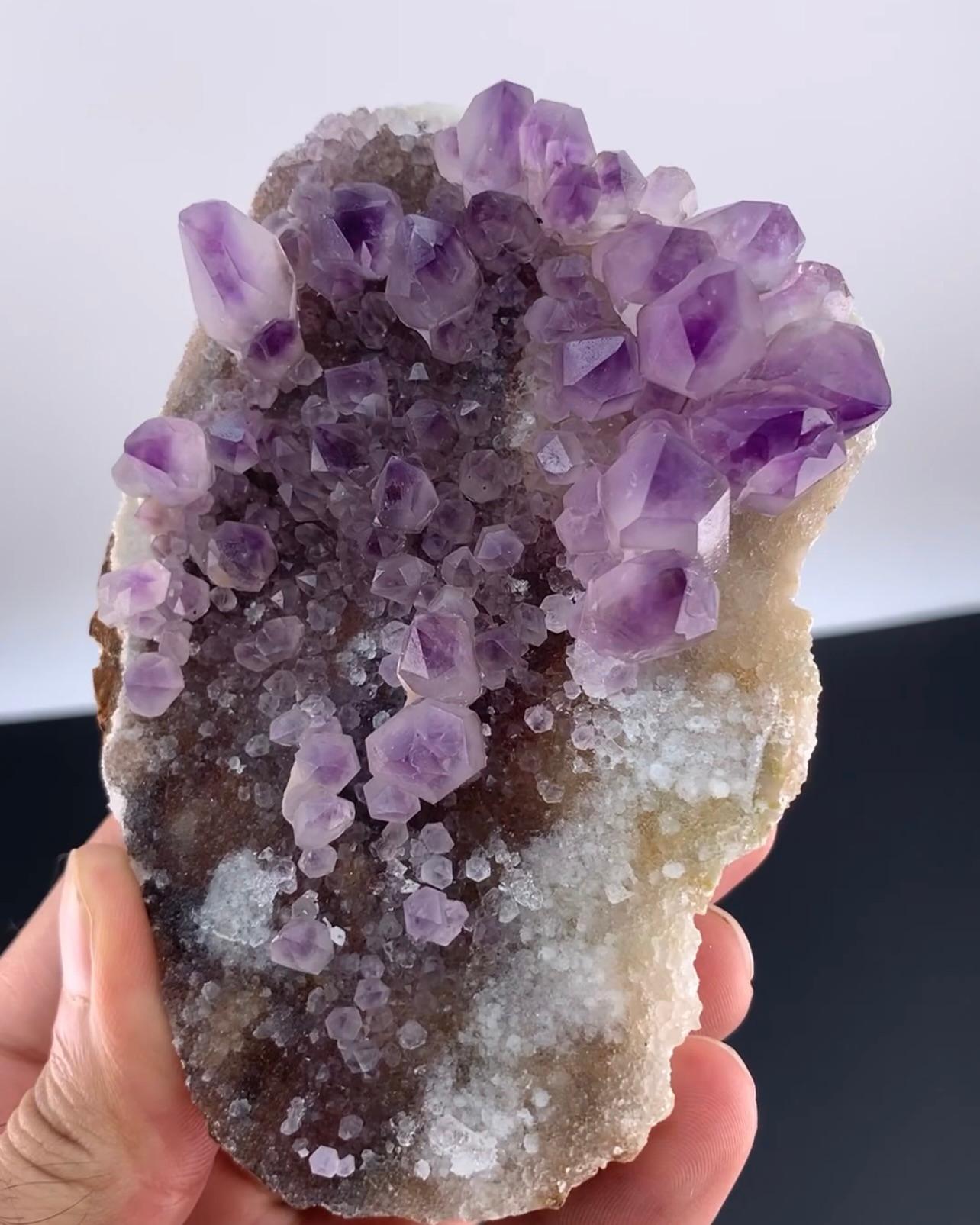 362 grammi di cristalli di quarzo ametista di colore viola su calcite dal Pakistan In condizioni buone in vendita a Peshawar, PK