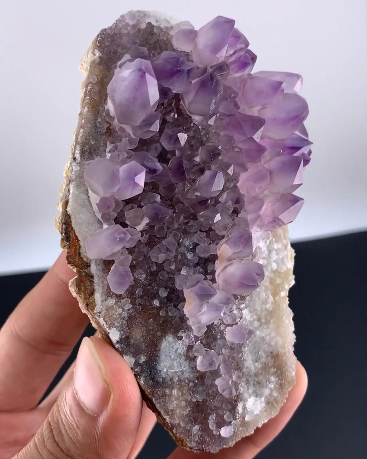 XXI secolo e contemporaneo 362 grammi di cristalli di quarzo ametista di colore viola su calcite dal Pakistan in vendita