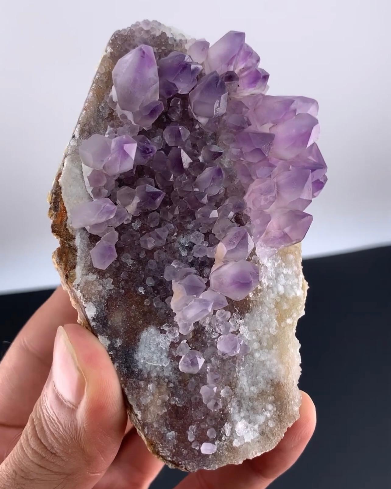 Altro 362 grammi di cristalli di quarzo ametista di colore viola su calcite dal Pakistan in vendita