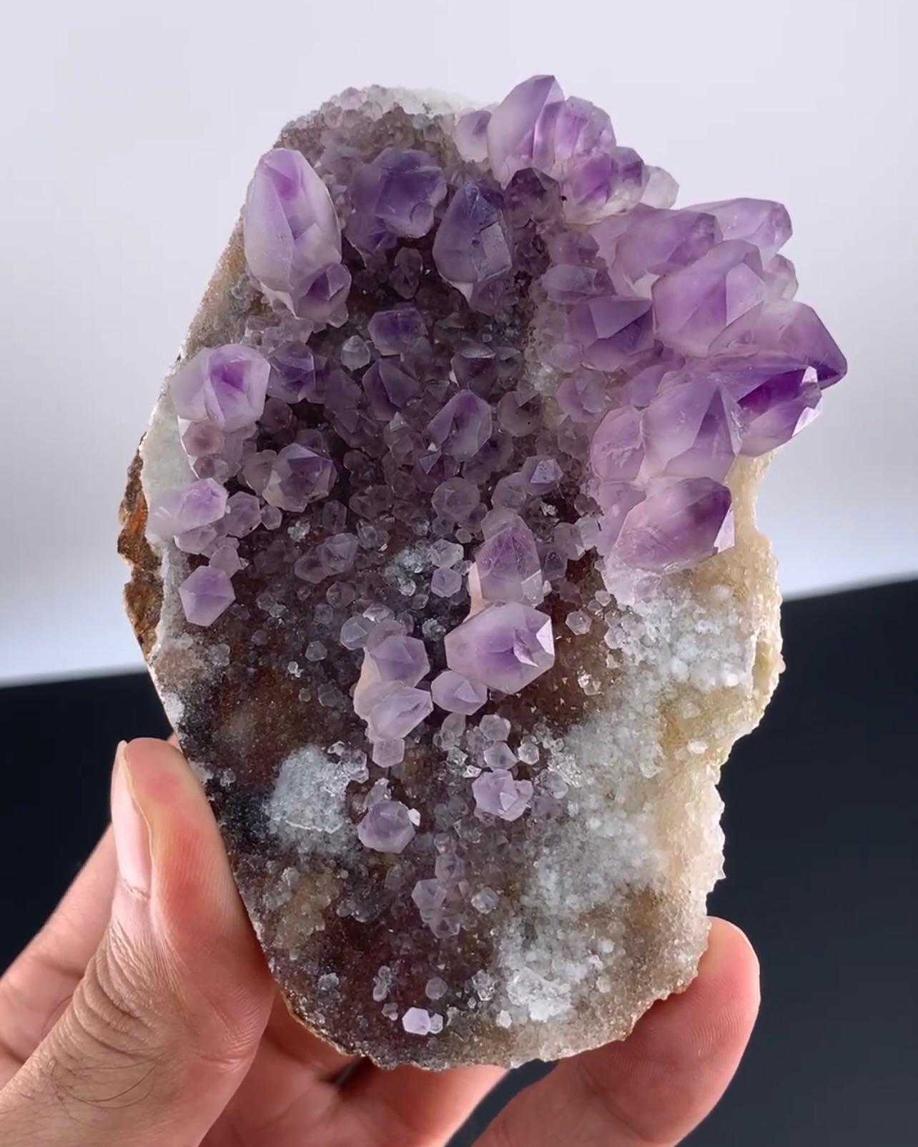 362 grammi di cristalli di quarzo ametista di colore viola su calcite dal Pakistan in vendita 1