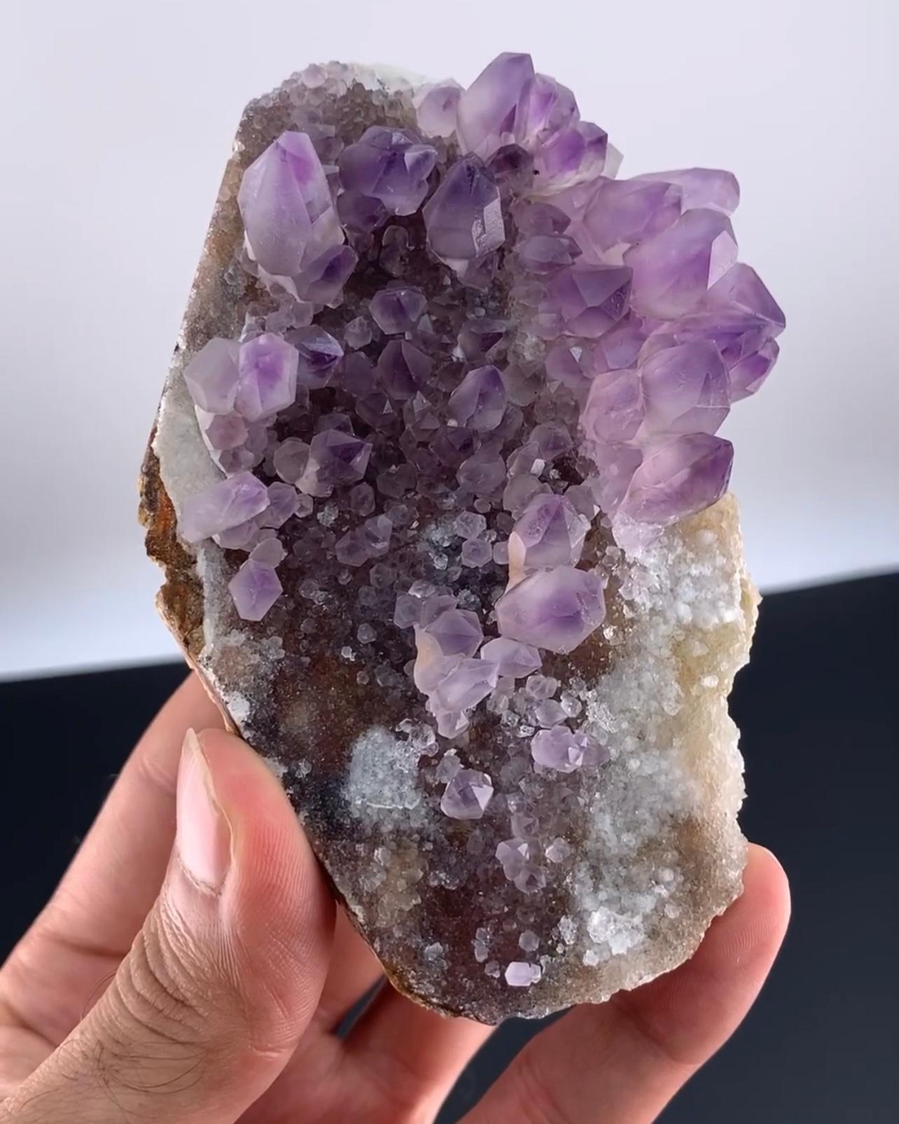 362 grammi di cristalli di quarzo ametista di colore viola su calcite dal Pakistan in vendita 2