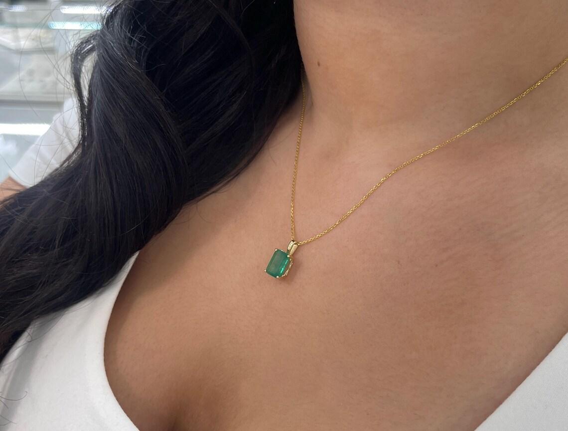 Halskette mit Solitär-Anhänger, 3,62 Karat natürlicher Smaragd im Smaragdschliff Fleur De Lis im Angebot 5