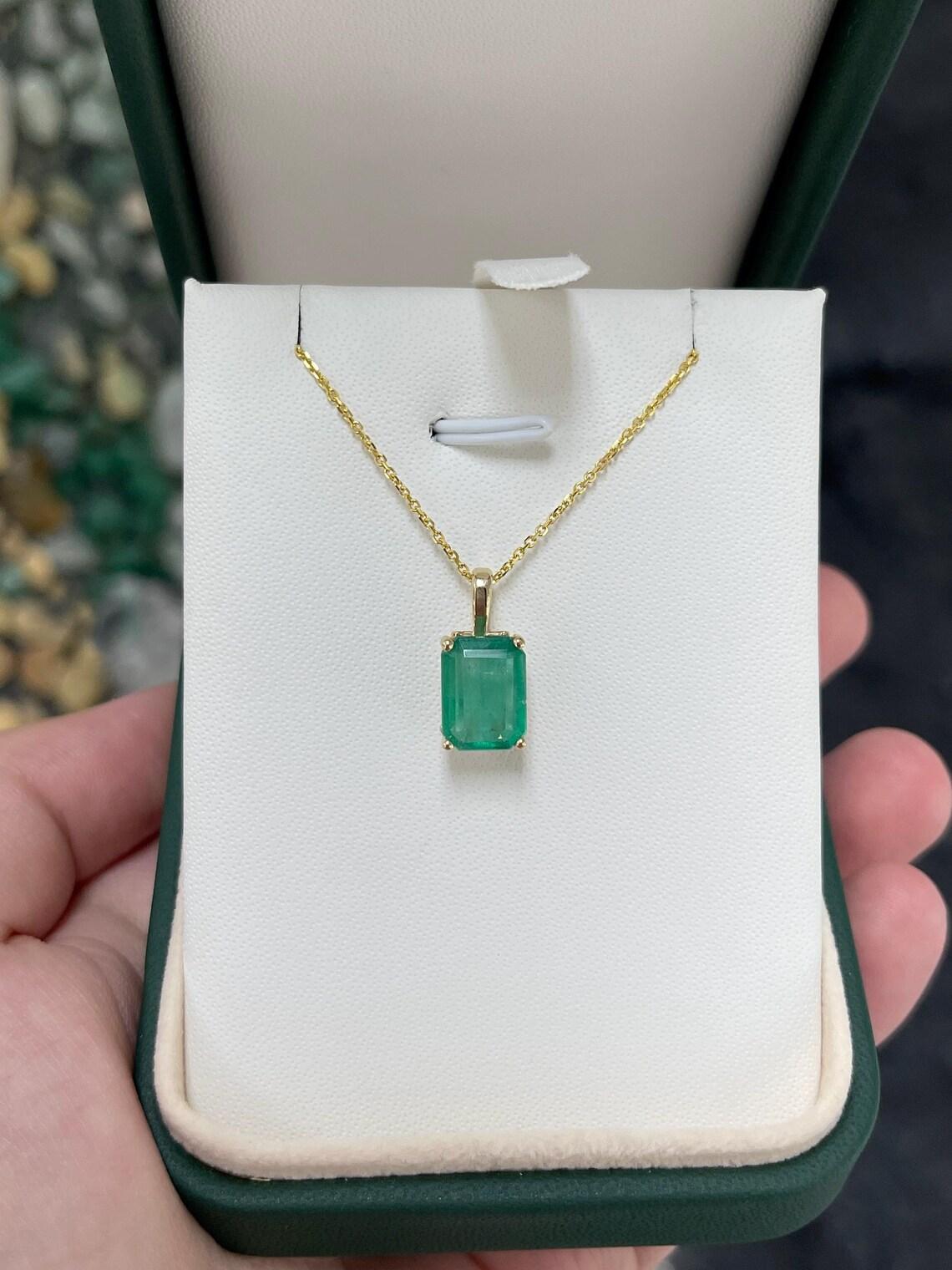 Halskette mit Solitär-Anhänger, 3,62 Karat natürlicher Smaragd im Smaragdschliff Fleur De Lis (Moderne) im Angebot