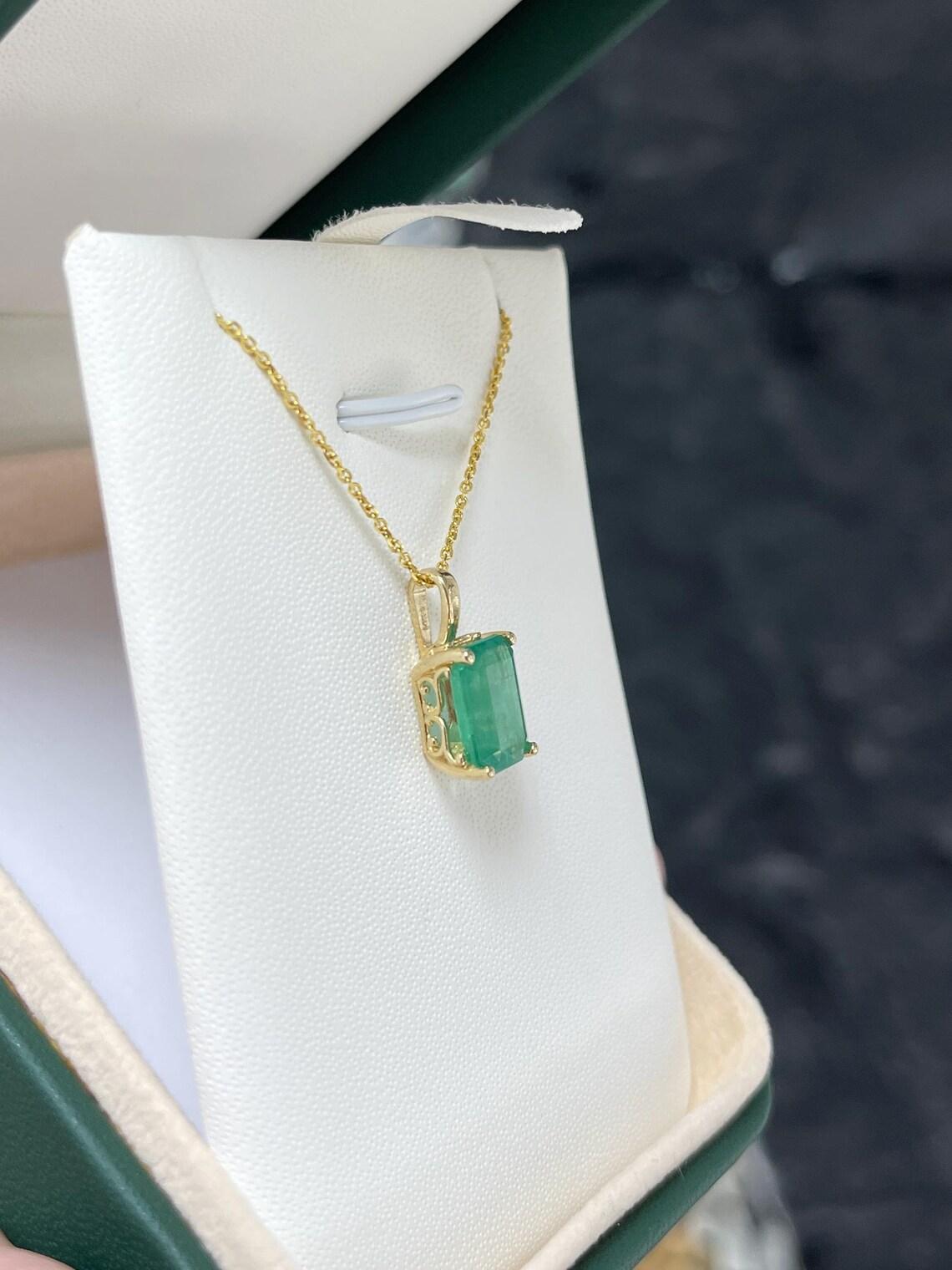 Halskette mit Solitär-Anhänger, 3,62 Karat natürlicher Smaragd im Smaragdschliff Fleur De Lis im Zustand „Neu“ im Angebot in Jupiter, FL