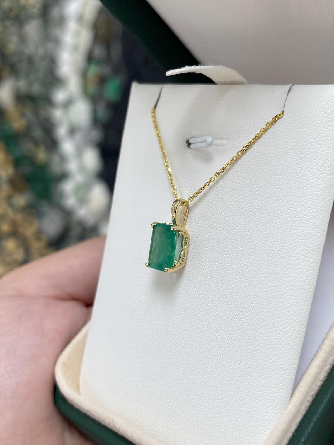 Halskette mit Solitär-Anhänger, 3,62 Karat natürlicher Smaragd im Smaragdschliff Fleur De Lis Damen im Angebot