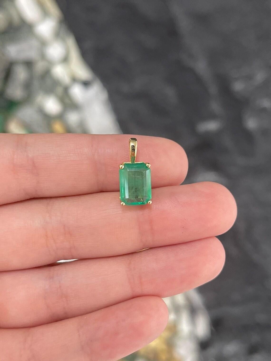 Halskette mit Solitär-Anhänger, 3,62 Karat natürlicher Smaragd im Smaragdschliff Fleur De Lis im Angebot 1