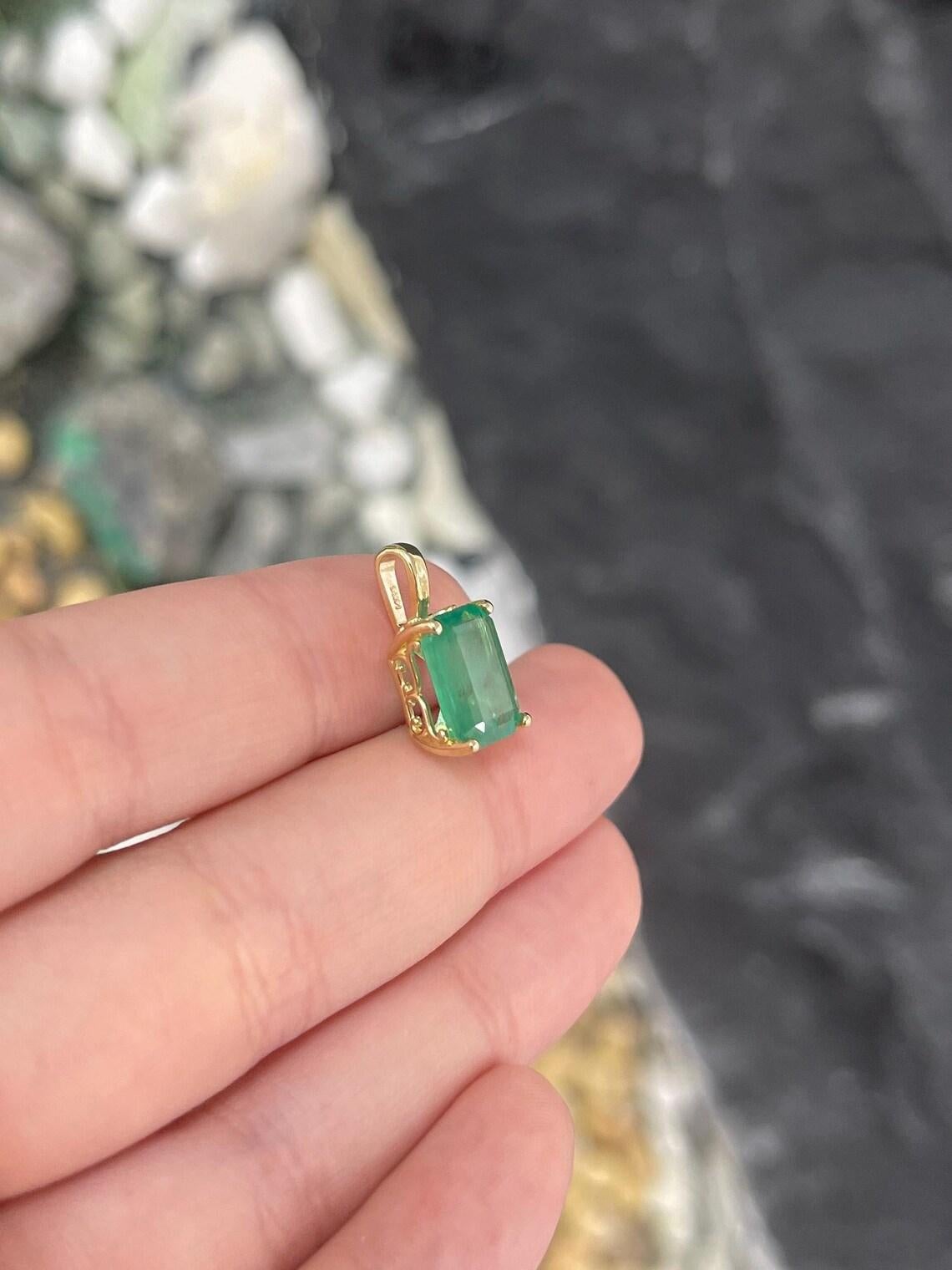 Halskette mit Solitär-Anhänger, 3,62 Karat natürlicher Smaragd im Smaragdschliff Fleur De Lis im Angebot 2