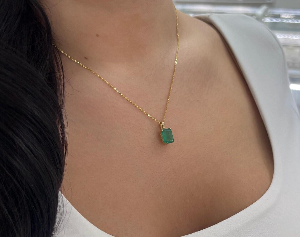 Halskette mit Solitär-Anhänger, 3,62 Karat natürlicher Smaragd im Smaragdschliff Fleur De Lis im Angebot 4