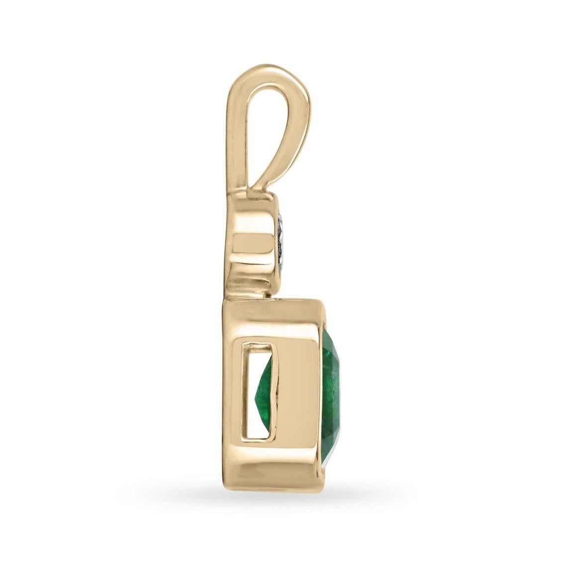 Eleganza con il nostro raffinato ciondolo con smeraldo e diamante. Questo pezzo accattivante presenta uno splendido smeraldo tagliato di una ricca e lussureggiante tonalità verde scuro, che vanta una chiarezza semitrasparente che ipnotizza chi lo