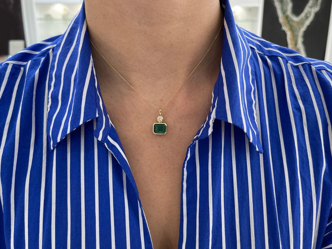 Donna Ciondolo con diamante e taglio smeraldo verde scuro da 3,62tcw 14K con castone da est a ovest in vendita