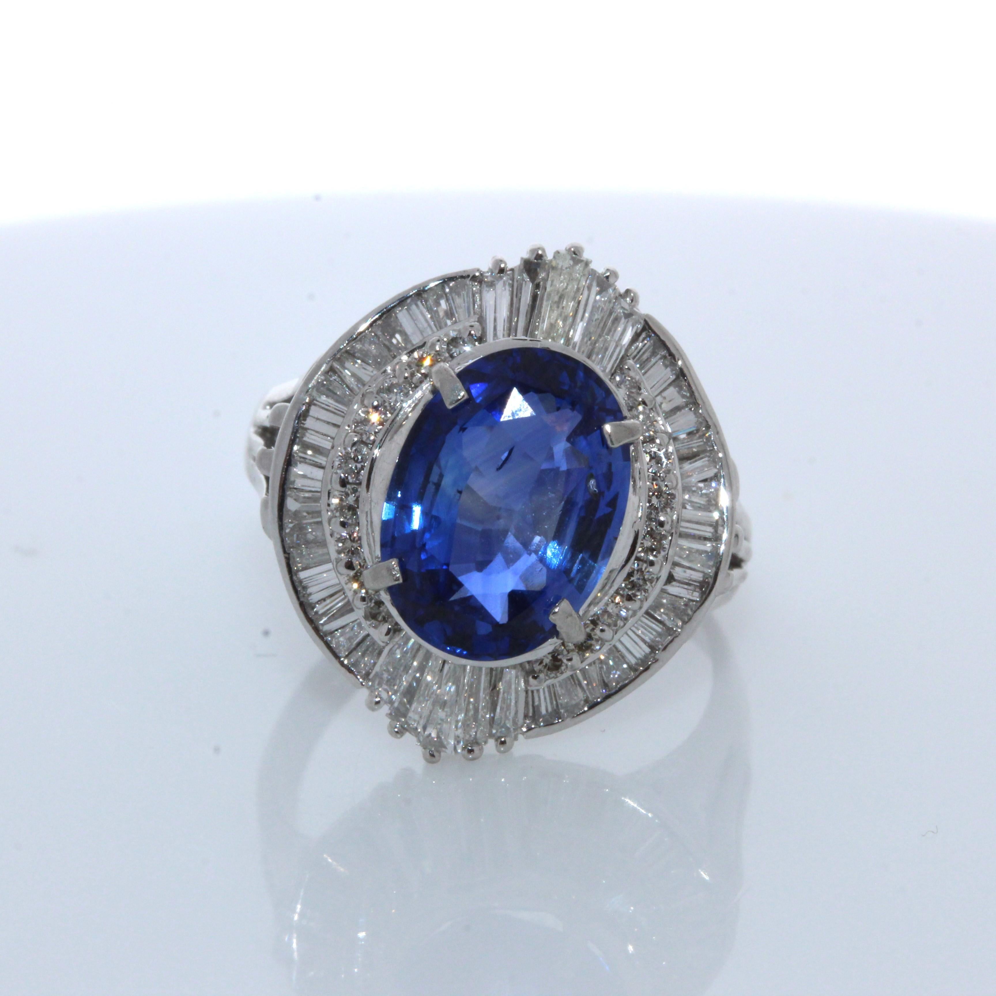 Dies ist ein blauer Saphir mit 3,63 Karat im Kissenschliff. Der Edelstein stammt aus Sri Lanka; seine Farbe ist königsblau und gleichmäßig über den gesamten Edelstein verteilt. Sein Glanz und seine Transparenz sind hervorragend. Funkelnde Diamanten