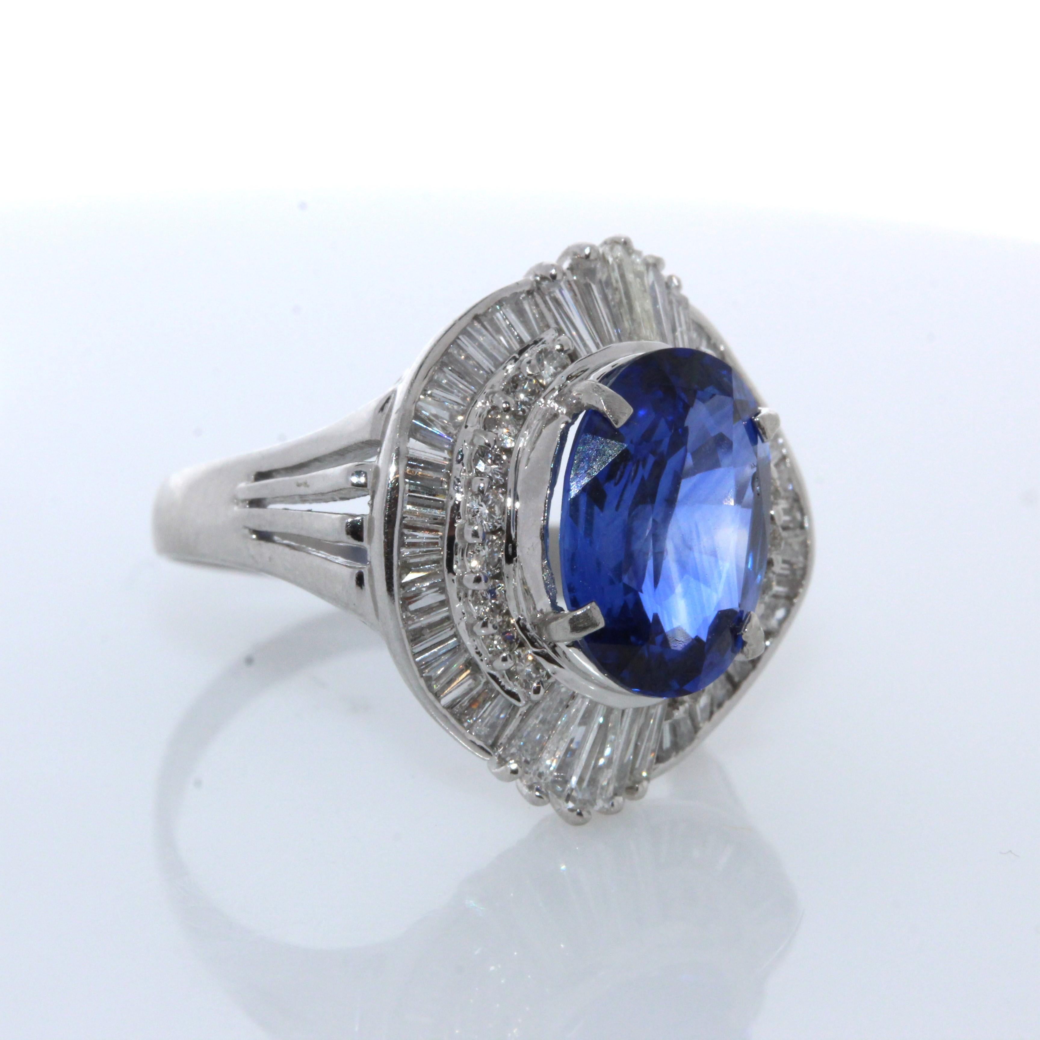 3,63 Karat Blauer Saphir im Kissenschliff und Diamantring aus Platin im Zustand „Neu“ im Angebot in Chicago, IL