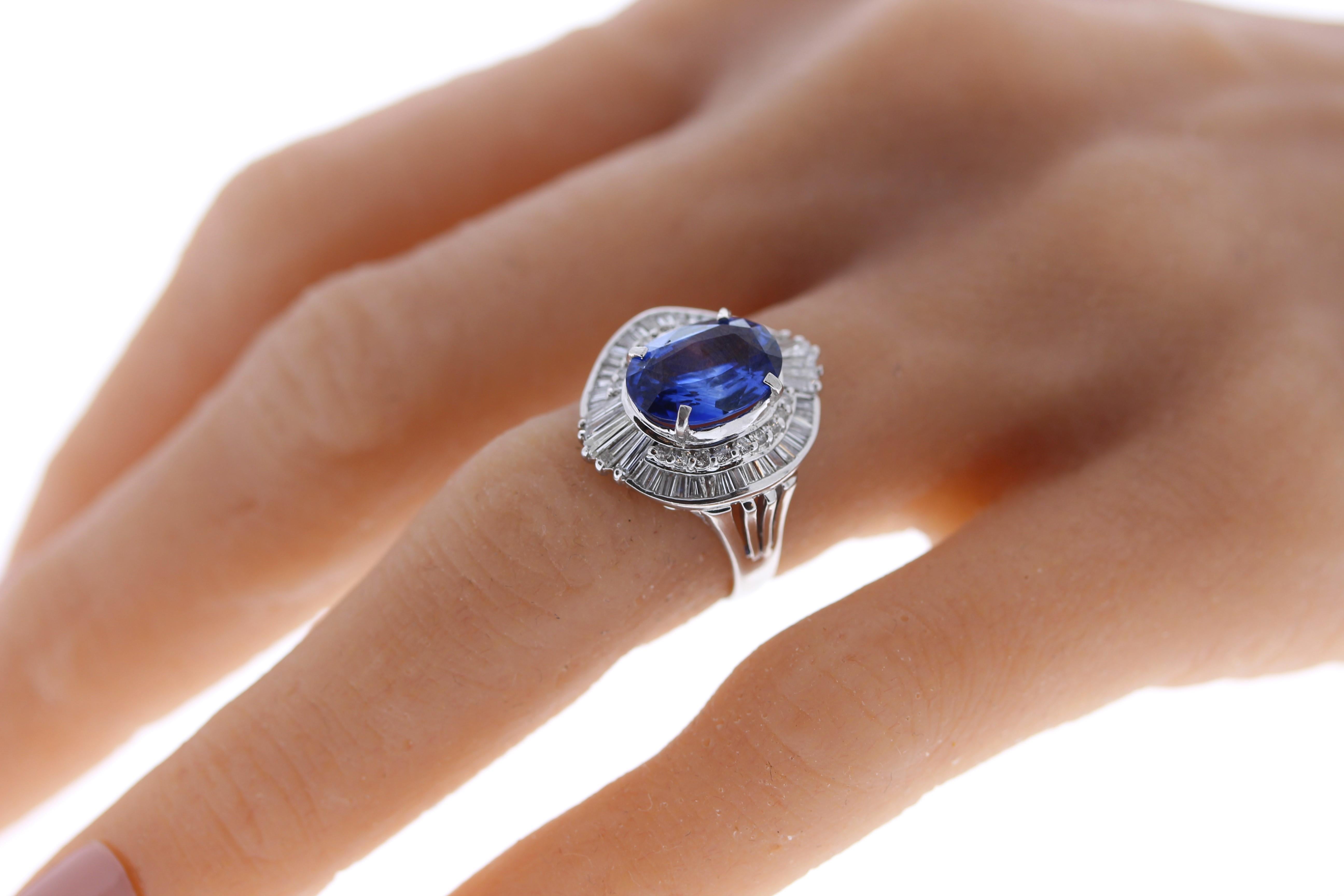 3,63 Karat Blauer Saphir im Kissenschliff und Diamantring aus Platin Damen im Angebot