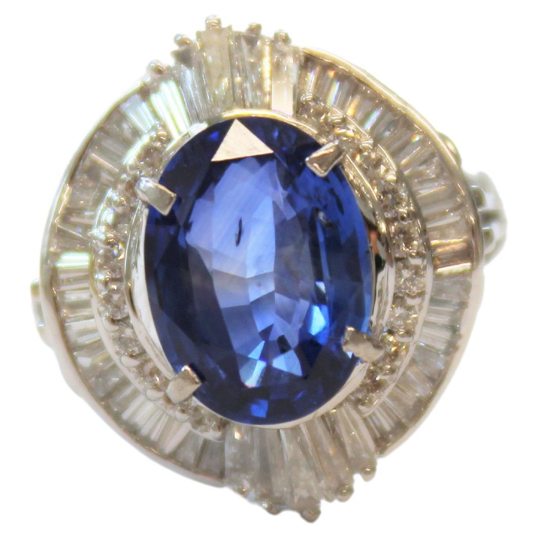 3,63 Karat Blauer Saphir im Kissenschliff und Diamantring aus Platin im Angebot